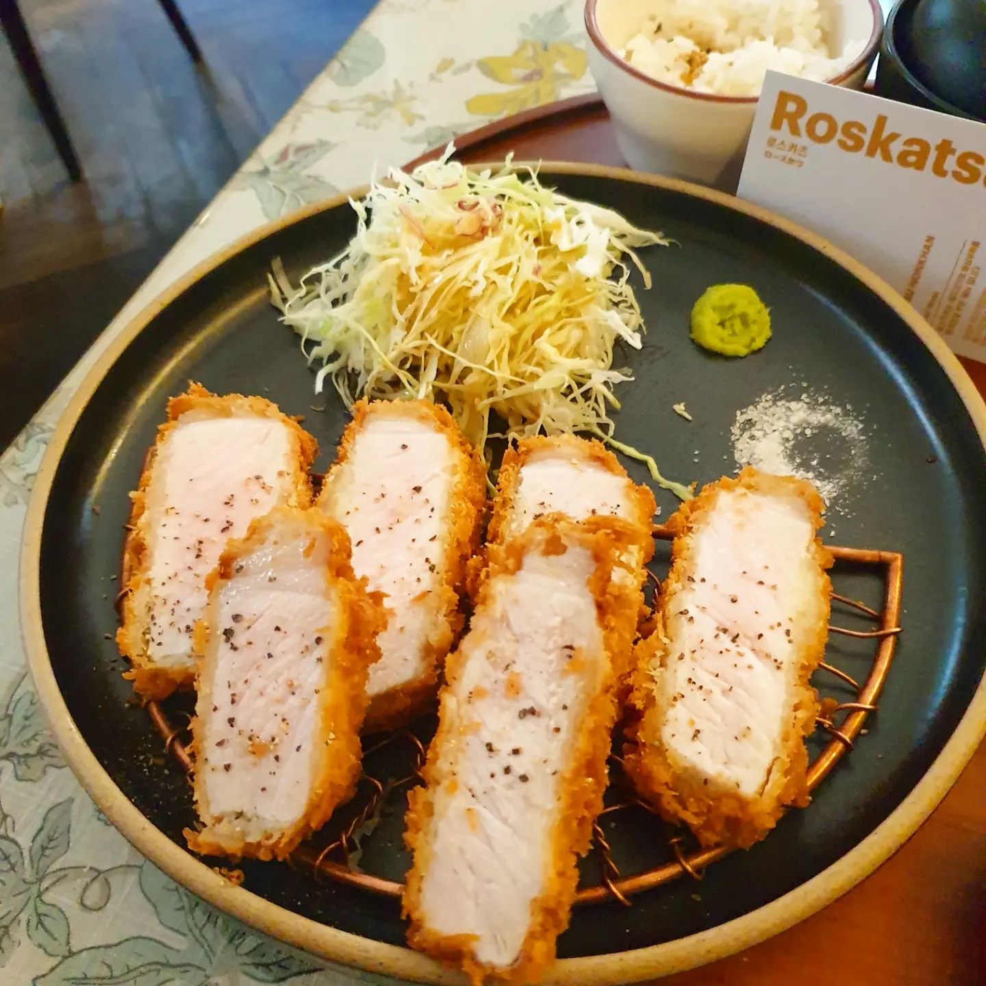 #카츠혼칸

안산 돈까스 맛집
웨이팅 있을 수 있다.
키오스크 주문으로 미리 선결제 하고가야함!

#로스카츠 11000
#히레카츠 12000 주문!

여기다 한컵카레 꼭 주문해주세요!
한컵카레까지 같이 먹으면 진짜 존맛탱

돈까스가 입에서 살살 녹는다~~
#돈까스맛집 인정