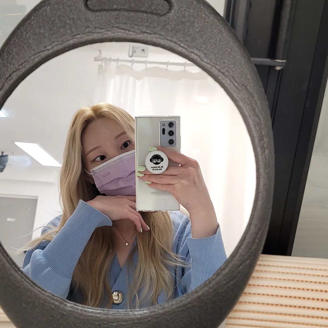 헤어 아티스트 "홍예솔" on Instagram: “#협찬 갤럭시노트 성애자인 저는 노트 2 부터 노트 시리즈를 사용해왔는데요 ! 화이트 색상이 없을땐 색깔 케이스로 덮어서 사용했고, 지금 쓰는 폰인
