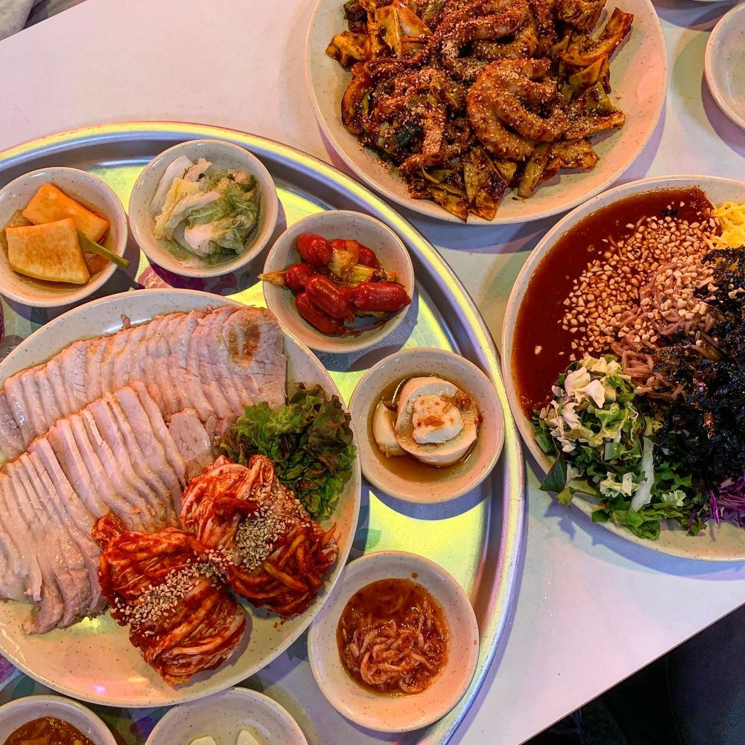 먹스타그램 on Instagram: “⠀ #협찬 #오봉집 #등촌역맛집 ⠀ ✔️오봉스페셜 ₩49,000 (직화낙지, 보쌈, 막국수) ✔️직화제육볶음 2인 ₩18,000 ⠀ 동네주민분들 부럽습니다.ᐟ.ᐟ