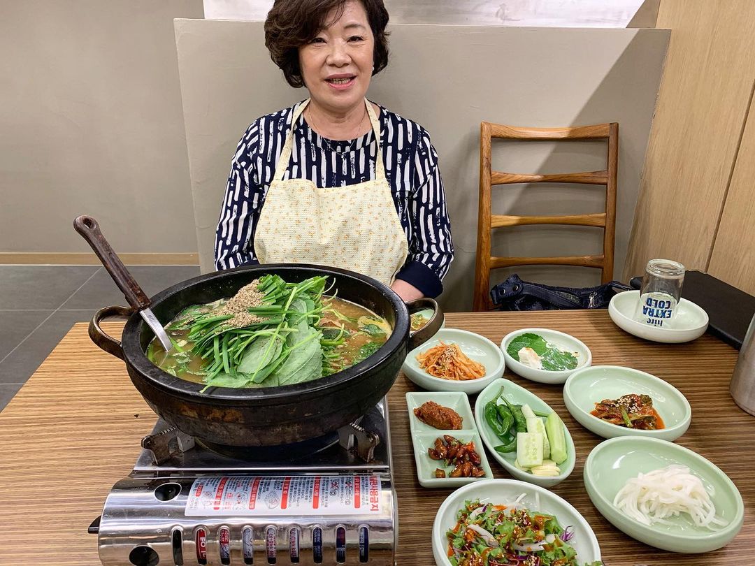 @winsome_dudu’s Instagram post: “. 직접 재배한 유기농 채소가 듬뿍💕🥬🥦💕 들어가다 못해 먹는 내내 직원분이 돌아다니며 유기농 깻잎&미나리&부추 계속 리필 해주는 삼산골 여태까지 먹어