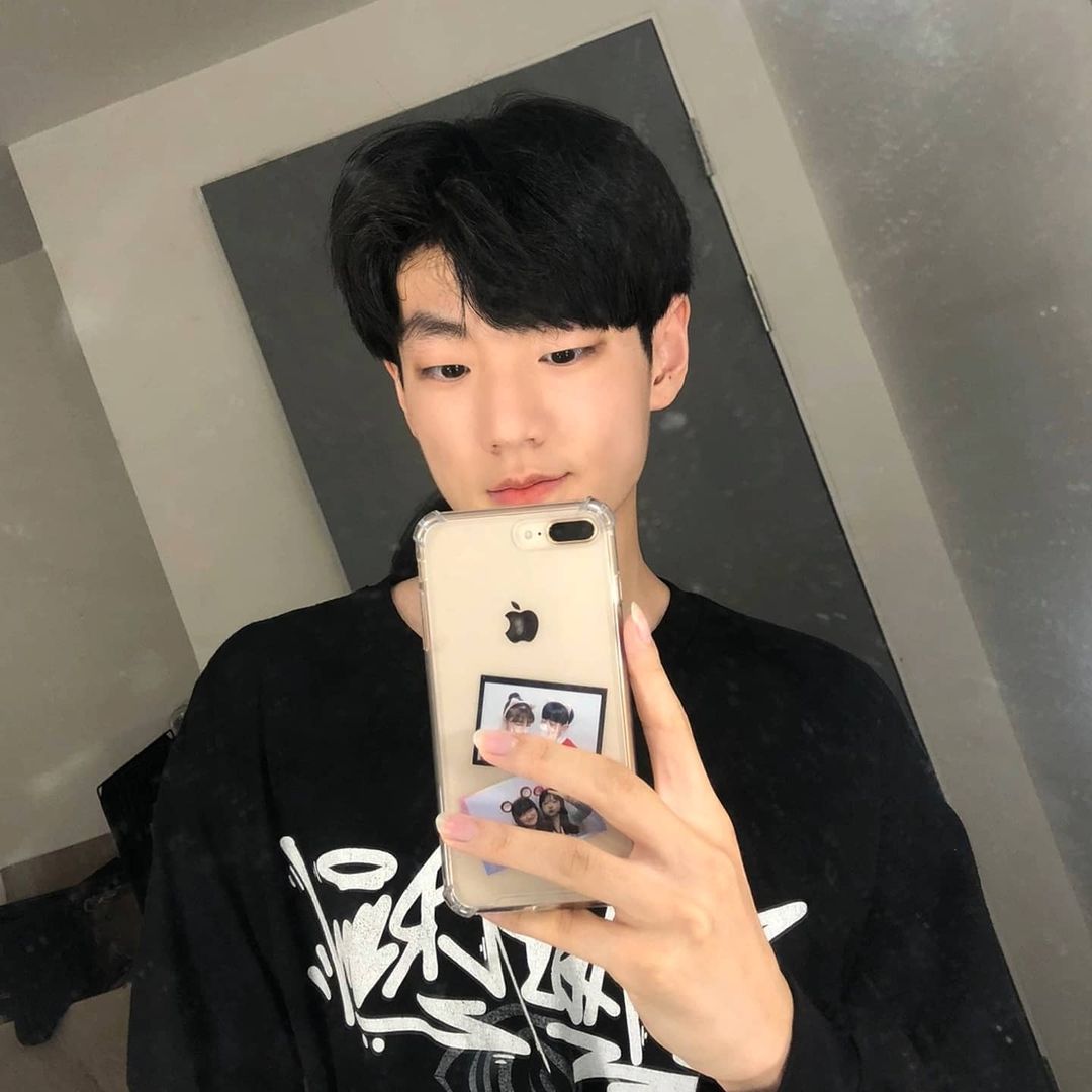 𝙆𝙮𝙤 𝙃𝙤𝙣𝙜 | 교홍 🇰🇷 on Instagram: “피부야.. 철 좀 들으렴 (으샤 으샤 🪨)”