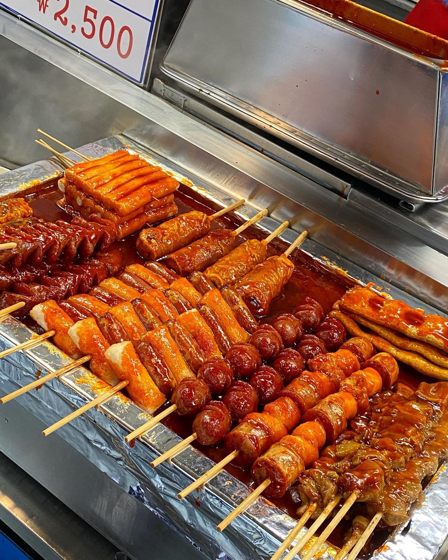⭐️털보네 떡꼬치⭐️저도 가봤어요‼️
-
[숙대입구 털보네떡꼬치]

숙대에서 유명한 털보네떡꼬치!! 지나가는 길에 보여서 저도 모르게 이끌리듯 가게 앞으로,,ㅎㅎ 순대꼬치 요즘 잘 안 보여서 그리웠는데 요긴 팔더라구요! 소떡소떡이 넘 맛있어보였지만 순대꼬치를 더 먹고파서 순대로 결정! 

가격도 1,000~2,000원대로 너무 저렴하구요ㅠㅠ 꼬치를 올려놓으시면 계속 사람들이 집어가서 계속 튀기고 계셨다는,,ㅋㅋㅋㅋ 담에가선 3개 먹고올겁니다..! 친구가 떡꼬치 먹었는데 너무 맛있다구 쫄깃하다고 강추라고 하네요!!👍🏻

#털보네떡꼬치 #순대꼬치 #떡꼬치 #소떡소떡 #닭꼬치 #소세지 #추억의맛 #숙대맛집 #숙대입구맛집 #숙대 

#박소떡_용산