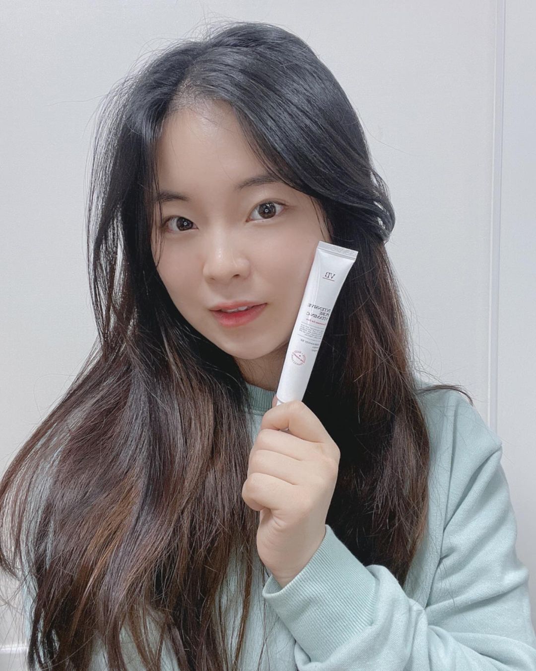 유진경 on Instagram: “#협찬 . . 좋은 기회가있어서 아이크림을 선물 받았어요 ✨❣️ 비타민c와 미백기능성이있어서 나한테 딱 맞는 제품 ❣️ 촉촉하니 깔끔 ㅎㅎ 생얼이라 민망하네 🙈 머