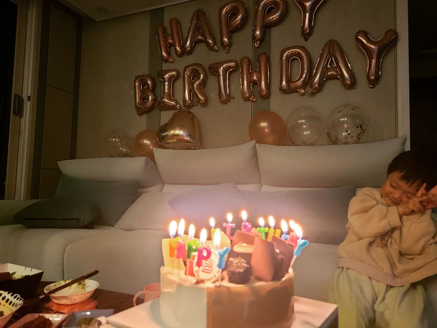 #hbd❤️ 
#인스타다시개시
.
생일주간 = 격리기간
겹쳐서 우울 또 우울하지만
내생일인데 본인생일마냥 
너무 즐거워하는 쭈니보며 힘내기♡
.
엄마 내가 선물이에요😍
생일축하한다 귓속말도 해주고
아빠따라서 풍선도 열심히 붙여놓고 
이거슨 이벤트 조기교육인가
.
집에다 이런거 하는거
세상 싫지만 둘이 내눈앞에서 붙이고 있는거
귀엽다 진짜 ㅋㅋㅋㅋㅋ
나자는동안 마트도 갔다가 마장동가서
한우도 사오고 엄청 바빳을 서방님께 감사
.
잊을수없는 생일이되것어!
생일 축하해주신분들 감사하므니당💕
.
.
.
#생일 #HBD #생일주간 #집에서생파
#0404 #고마오❤️