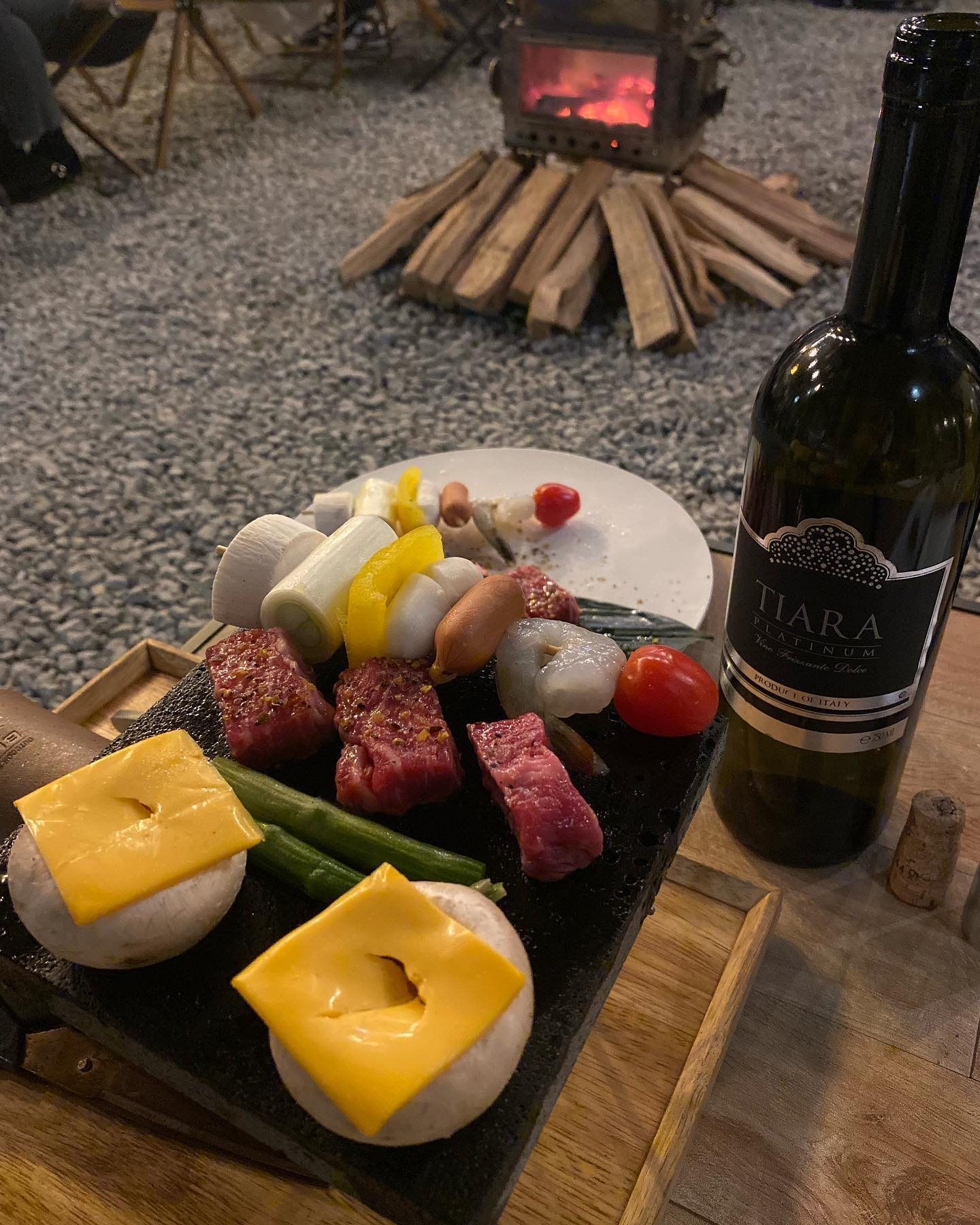 전주 #파란저택

사장님이 엄청엄청 친절하심👍🏻
실내테이블/야외테이블 중에 선택가능한데 와인을 시켜야 야외에 착석가능🥂

야외는 캠핑무드로 따뜻하게 난로도 켜주심🔥
당연히 야외 앉을랬는데 그 와중에 실내가 너무 이뻐서 잠시 고민함,,🥺🥺

처음엔 시그니처 용암석 플레이터 시켰는데 생각보다 양이 많진 않은듯,, 더먹고싶다고오😭

사진은 못찍었지만 감자튀김이 진짜 양도많고 고구마맛탕같아서 취향저격🍟

생각보다 가격대는 있었는데 갬성에 취해 충분히 만족한 시간이었다💜

#전주여행 #전주와인 #전주와인포차 #파란저택 #전주캠핑포차 #전주술집 #객리단길술집 #감성술집 #객리단길 #전주객리단길술집 #전주야외술집 #야외술집 #캠핑술집 #전주캠핑술집 #fff