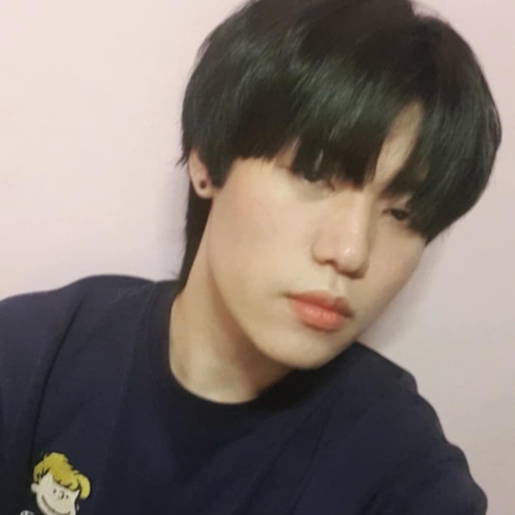 선우 on Instagram: “#광고 날 상징하는 트레이드 마크. 긴 머리, 째진 눈, 그리고 화려한 피어싱. 난 6개나 뚫었지만 사정이 있어서 귀 못 뚫는 친구들에게 추천해. #남자귀찌 #자석귀걸이 #자석