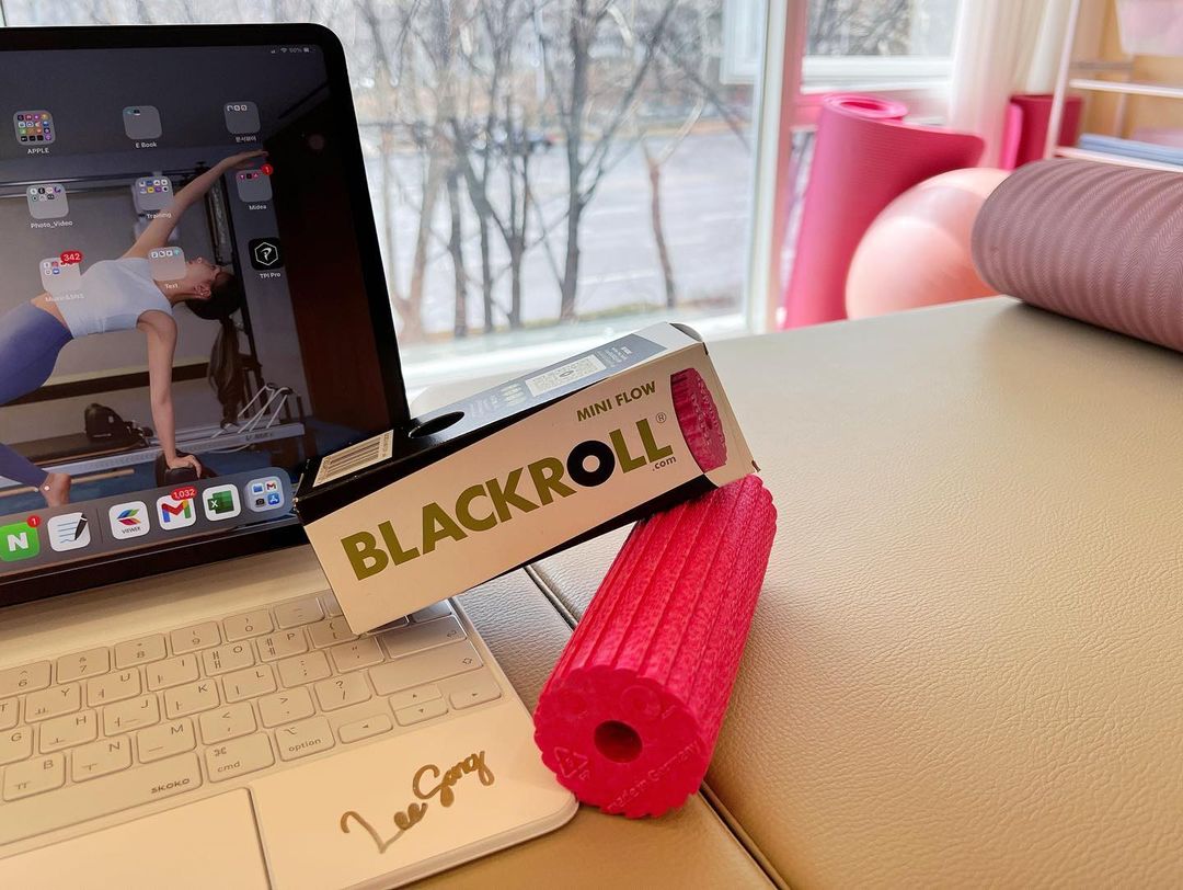 SSONG, 이송 ;Pilates Instructor on Instagram: “BLACKROLL MINI Flow Mini와 Mini flow의 가장 큰 차이점은 표면이 매끄러운지, 톱니처럼 굴곡이 있는지의 차이! 전완 근막이완할 때 싱글볼,듀얼볼 다 뒤틀리면