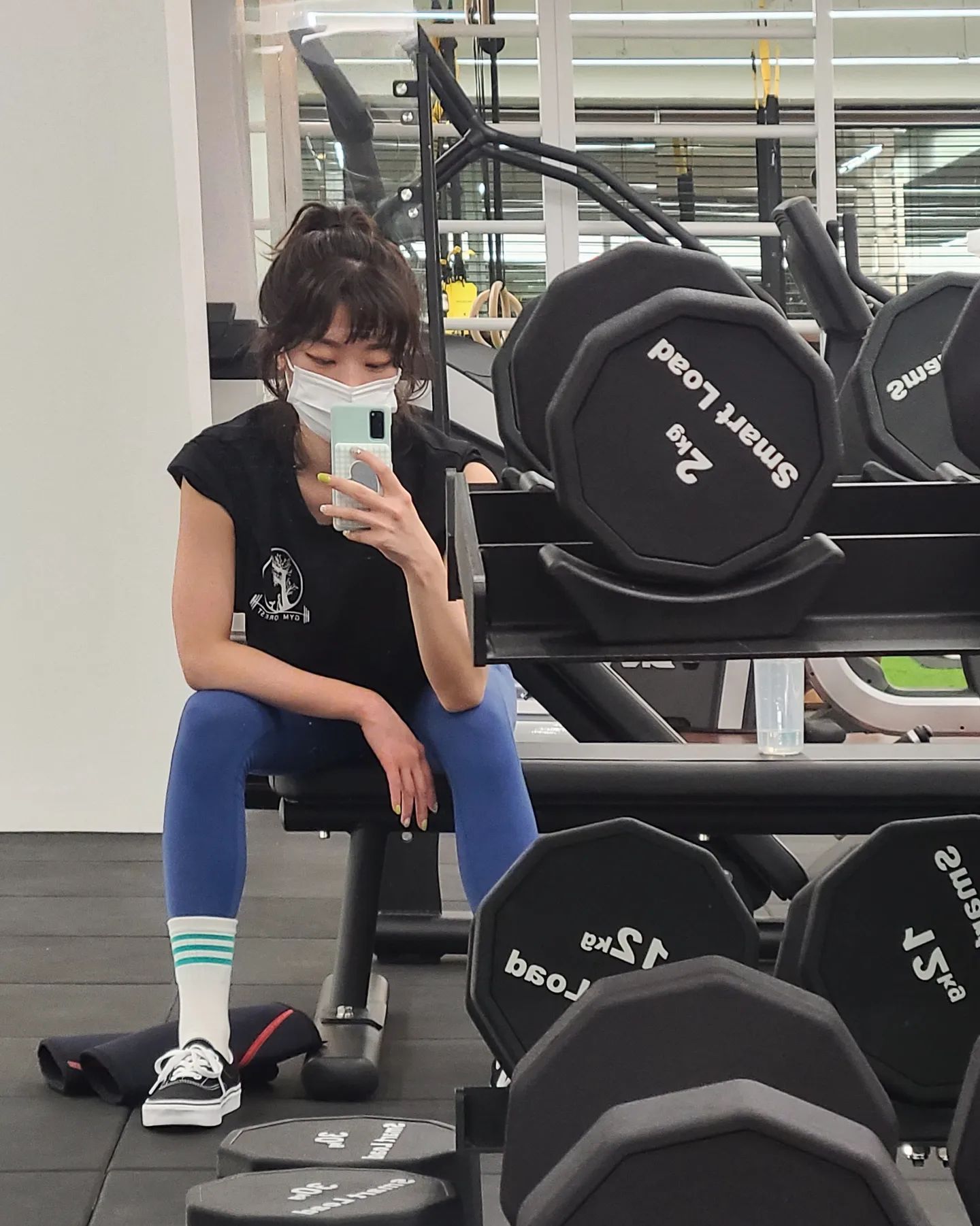#어제보다강해진나

어제자 #오운완
트쌤이 분명 빡세지 않게 하라고 했는데
짜주신 프로그램은 왤케 빡센지...?

세트당 20개씩 하는 게 넘 어색하고 지루하고 길다🥲
그리구 지지난주 하체한 이후로 무릎이 뭔가 잘못된 것 같음😶‍🌫️
작년에 처음 운동 시작할 때 정도의 통증이 꽤 오래 가더니
아직도 회복이 안 됨 흑흑
점핑박스스쿼트 와이드스쿼트 천국의계단
셋 중 하나가 범인이라고 생각하고 있음
한참 안 아팠는데 으으 넘넘넘 똑땅😭😭😭
결국 다 못하고 집에 왔당
집 와서 장경인대 문질문질하면서
ㄱㅖ란 3개랑 반건조 오징어랑 생라면 부숴먹음 히히🥚🦑🍜
사실 스윙칩이랑 아이스크림도 먹음✨️

아프지 말고 건강하게
이미 아픈 데는 고쳐서 오래오래 재밌게 살아야지 ㅋㅋㅋㅋ
화이팅하잣 괜찮아질 거야‼️‼️‼️

여러분 모두 화요팅입니댜❤️‍🔥
오늘도 안전운동하시고 득근하는 하루되세욥🧚‍♀️💘

#헬린이 #workout #fitness #fitnessjourney #bodycheck #gymlife #lifestylechange #헬스타그램 #운동맞팔 #운동소통 #다이어트소통 #운동하는직장인 #눈바디 #바디체크 #직장인 #하체데이 #legday #셀스타그램 #운동하는여자 #헬스 #웨이트 #하체운동