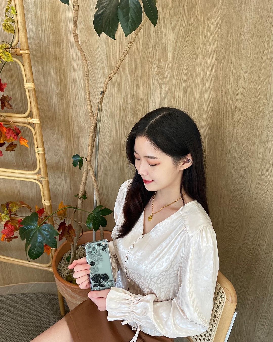 굳이1 on Instagram: “#광고 파츠도 그루피에서 직접 제작한 수공예 제품이라 흔하지 않고 나만의 개성있는 키치하고 트렌디한 케이스 완전 내 스타일💖 . . . #그루피 #레진케이스 #키치
