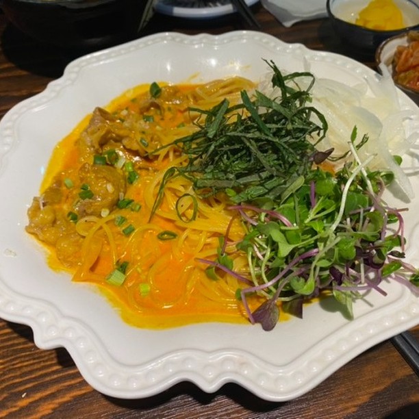 📌연남토마 북촌점
이색적인 퓨전 덮밥과 파스타를 맛볼 수 있는 곳

✔차돌중화크림파스타(18,000원)
매콤한 크림소스에 차돌을 얹은 파스타🍝 위에 올라간 🌱새싹채소🌱와 깻잎으로 풍미를 더하는 맛! 매운기 뺀 양파와 파스타면을 돌돌말아 먹으면 입안 가득 불맛이!

✔믹스덮밥(13,000원)
등심과 새우1마리🍤를 바삭하게 튀기고 부드러운 달걀을 얹은 믹스덮밥. 계란의 부드러움을 느끼고 싶다면 강추!

✔치즈가츠 정식(13,500원)
쭉~ 늘어나는 모짜렐라 치즈를 가득 담은 치즈돈까스!🧀 취향 껏 와사비와 소금을 곁들여 먹어요😋

사실 퓨전음식이라고 해서 굉장한 기대를 안고갔지만 개인적으로는 아쉬움이 있는 곳😥(조금 더 도전적인 메뉴 선택을 할걸..!)

플레이팅이 예쁘고 깔끔하게 나와 경복궁 역 데이트 후 밥먹기 좋은곳😉

🚩서울 종로구 북촌로5길 39 1층
🕛 월-일 11:30 - 21:00
라스트 오더(마지막 주문) 20:30
예약 가능, 주차 불가
.
.
.
.
#연남토마 #북촌맛집 #서울맛집 #안국역맛집 #경복궁맛집 #경복궁파스타 #경복궁덮밥 #서울데이트 #경복궁데이트 #북촌데이트