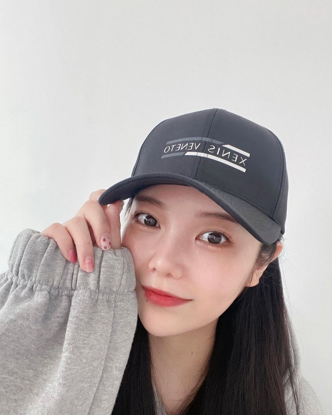 쏘이 on Instagram: “안뇽 ♥ 여러분 제 볼캡모자 어때요 캡 모자가 안 어울리는 편인데 이건 정말 이뽀! 🖤 ⠀ 모자가 탄탄하면서 개인적으로 로고가 너무 맘에 들더라구요 블랙이라 어떤 의