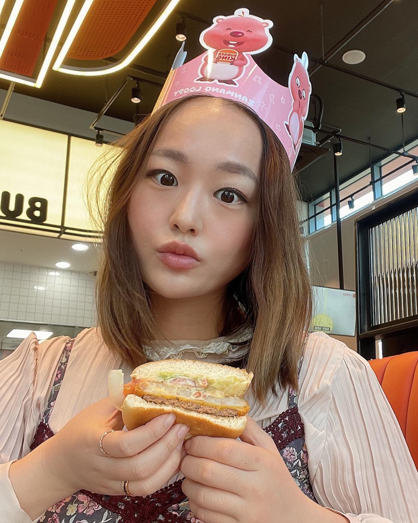 #광고지만맛있어

오늘 점심은 내사랑 #버거킹 🍔

이번에 버거킹X잔망루피 콜라보레이션 한 
제품이 나왔다고 해서 당장 달려가찌이~
잔망루피 슈프림버거 세트와 비프&슈프림버거 주문 완료! 🤩
귀여운 큐트 루피 크라운도 있어서 
루피 덕후인 조카주려고 챙겨뜸 ㅎ 

탱탱함이 남다른 탱글한 새우패티가 내 입맛에 딱인 
잔망루피 슈프림버거! 
식감이 진짜 남다름 ㅎ 탱탱하니 씹는 맛 넘 좋음~ 
루피 특제소스가 새콤달콤하니 패티 식감이랑 너무 잘어울림! 
남녀 노소 모두가 좋아할 맛~ 😋
고기 덕후인 친구는 그런 잔망루피 슈림프버거에 비프 패티가 추가된 
비프&슈림프버거가 자기 스타일이라고 완전 맛있다고 엄지 척해뜸! ㅋㅋ👍🏻

👉🏻👉🏻지금 버거킹 인스타그램에서 
회사원 루피의 인증샷 이벤트 중!
잔망루피 슈림프버거 구매 인증 이벤트를 하고 있다는데!
개인 SNS에 필수 해시태그와 함께 업로드하면 경품으로 
버거킹 상품권 1만원, 잔망루피 굿즈 세트가 와르르 ㅎ 
인증샷과 함께 잔망루피를 그려서 업로드하면 당첨 확률이 더 올라간다고 하니 
인친님들 함께 참여해보아요오❤️
.
.
.
.
.
.

#버거킹 #버거킹잔망루피 #잔망루피슈림프버거 #통새우슈림프버거 #비프앤슈림프버거 #큐트루피크라운