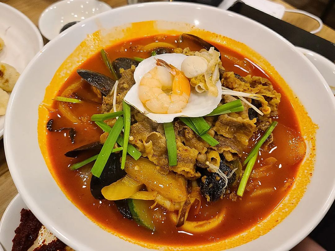 찐백수😎 (@_bear.jin) posted on Instagram: “#경기광주맛집 #백년짬뽕 🐷동네에 배달안되는 중국음식점이 엄~청맛있다고해서 친구와 방문했어요🐷 좋아하는음식 Top3안에 늘 탕수육을 외치는 사