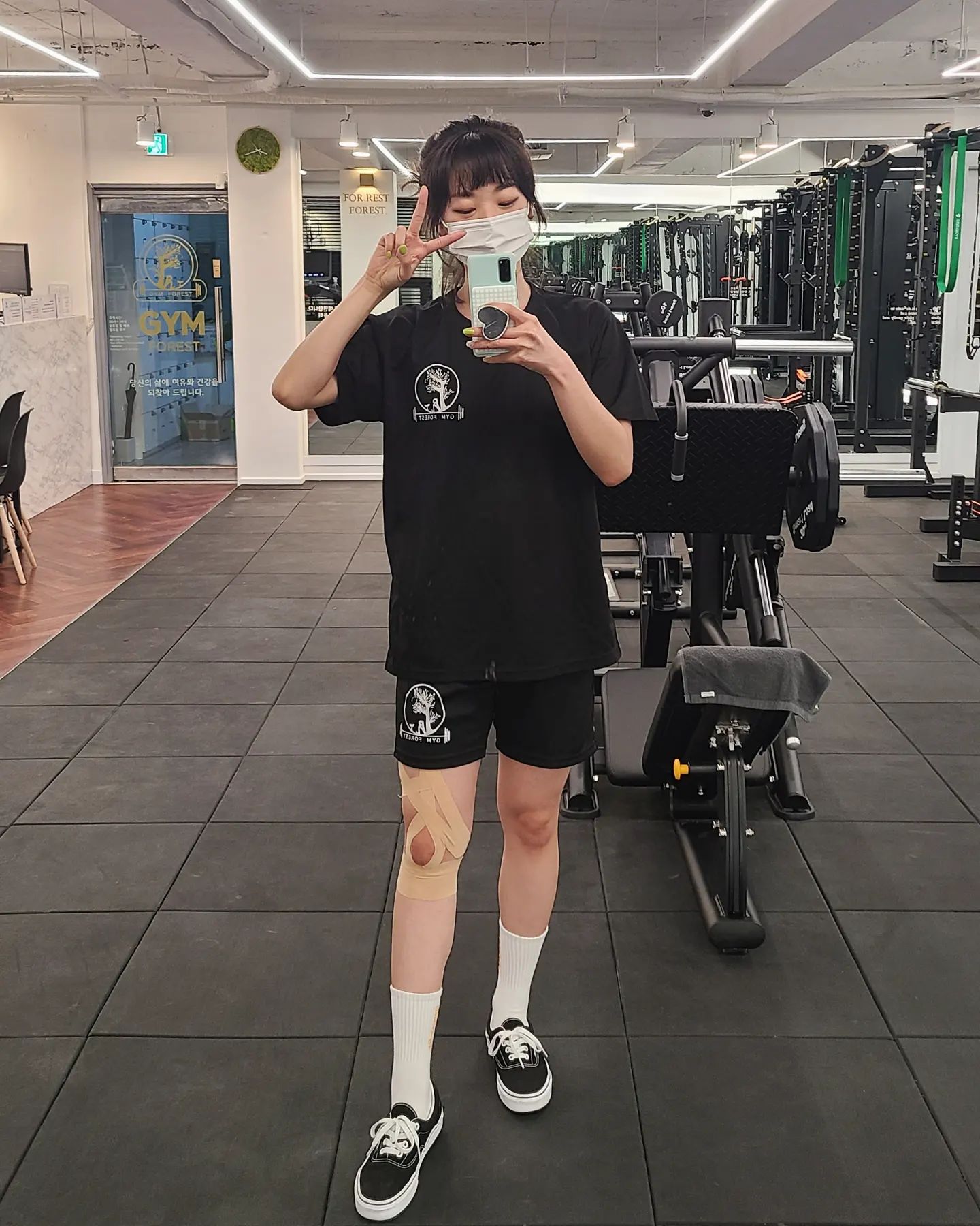 #어제보다강해진나

즈희 센터 운동복 좀 예쁘죠?!
왠지 앞으로 자주 입을 것 같은 느낌😘

오늘도 어제자 #오운완
어제는 운동이라기보다는 케어의 날...!
제 무릎 테이핑 좀 보실래여?
ㅋㅋㅋㅋㅋㅋㅋㅋ
트쌤이 분명 첫날 베드 위에 저 올려놓고 관찰했을 때는
고치기 어려운 몸 아니라고 했는데
어제는 어렵고 섬세하다고,,, 신경쓸 게 많다고 함😥
사실 예상하고 있었어 난 갠차나
갠차나 앞으로 고치면 돼!!!!!
솔직히 어렵지 않다는 말에 잠시 혹했지만 갠차나!!!!!!
1년 동안 어깨 많이 고쳤으니까
또 1년 동안 발이랑 무릎 고치면 돼!!!
그리고 또 1년 동안 골반이랑 견갑 고치면 돼!!!!
안 되면 계속 하면 돼!!!!!
어차피 평생 운동하기로 했잖아 정신체릿🍒
휴 여기까지 셀프 멘탈 케어🤕❤️‍🩹

무릎 통증은 예상했던대로 왼발 때문인 것 같구
테이핑 잔뜩 한 다음에
양 발가락에 밴드 걸고 가자미근 늘리기랑
흔들 거리는 거 위에서 균형잡기(이름 모름)한 게
내가 느끼기에는 즉각적인 효과가 있었음
발 안쪽 아치~발목 안쪽 인대가 단단해지면서 안정감이 생겼고
엄지발가락도 벌어짐!
앗 하지만 지금은 안 되네😅

암튼 그래서 어제는 운동다운 운동은 거의 안 함
스티프데드만 10kg로 20*5
스테어마스터 요가링끼고 7로 15분
아쿠아백 안고 균형잡기 2분*4
끗!

#카이로프랙틱 #기능적운동 #헬린이 #무릎테이핑 #workout #fitness #fitnessjourney #bodycheck #gymlife #lifestylechange #헬스타그램 #운동스타그램 #운동맞팔 #운동소통 #다이어트소통 #운동하는직장인 #눈바디 #바디체크 #직장인 #운동하는여자 #헬스 #웨이트 #kneepain #만성통증 #통증관리 #painrelief #careday #chiropractic