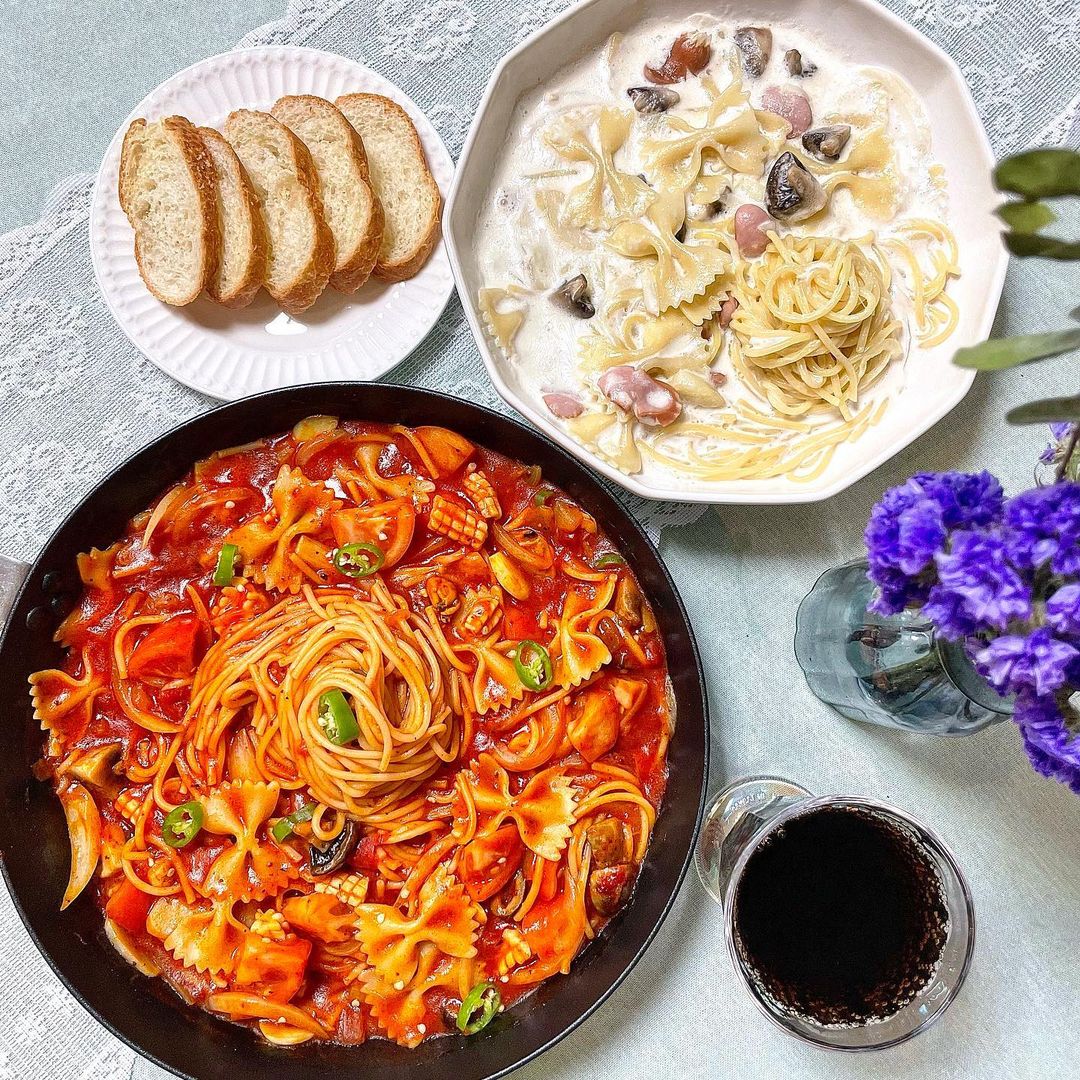 맛집 리뷰_수트콤 먹스타•ᴥ•🍴 on Instagram: “📌 #홈쿡 #자취요리 #파스타 - 일요일은 내가 스파게티 요리사👩🏻‍🍳 안녕하세요 모두 주말 잘 보내셨나요~? 저는 친구를 초대해서 오랜