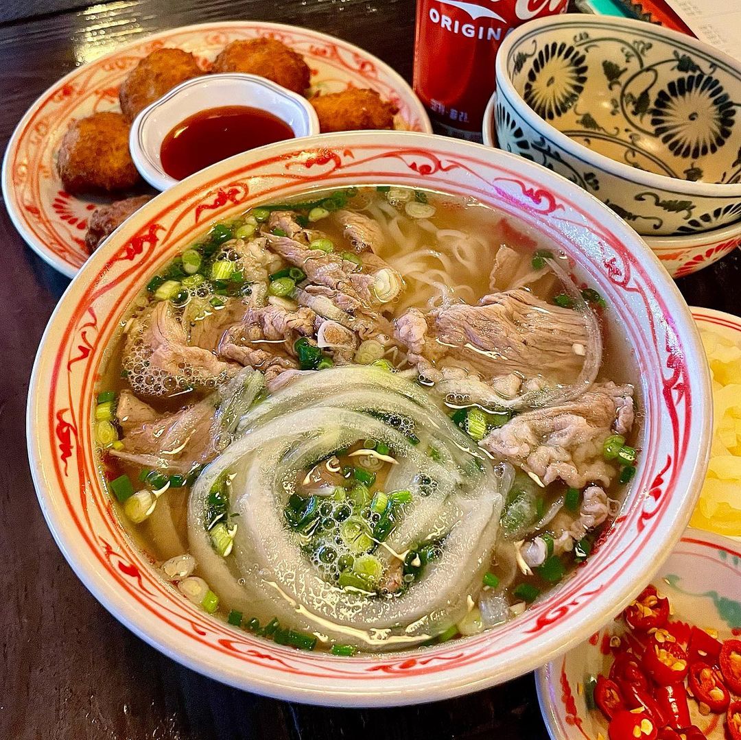 맛집 리뷰_수트콤 먹스타•ᴥ•🍴 on Instagram: “📌 #쌀국수 #반쎄오 먹고싶을 땐 #에머이 ٩(•̤̀ᵕ•̤́๑)ᵒᵏᵎ💛 대학로 놀러간 김에 오랜만에 에머이를 갔어요! 원래 에머이가면 #분