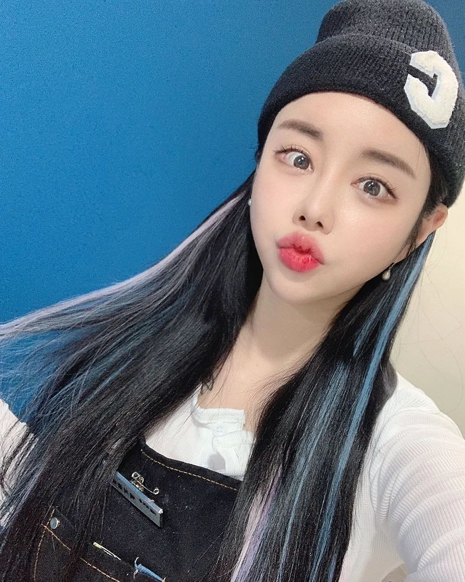 컬러브릿지 했는데 울 샵 벽 컬러랑 찰-떡 이쟈나 
.
.
.
머리이쁘게 해주신 리아 원장님 감사해욘
새로운 터전에서 더 대박나시길 응원합니다❣👍
#붙임머리 #셀카 #beauty