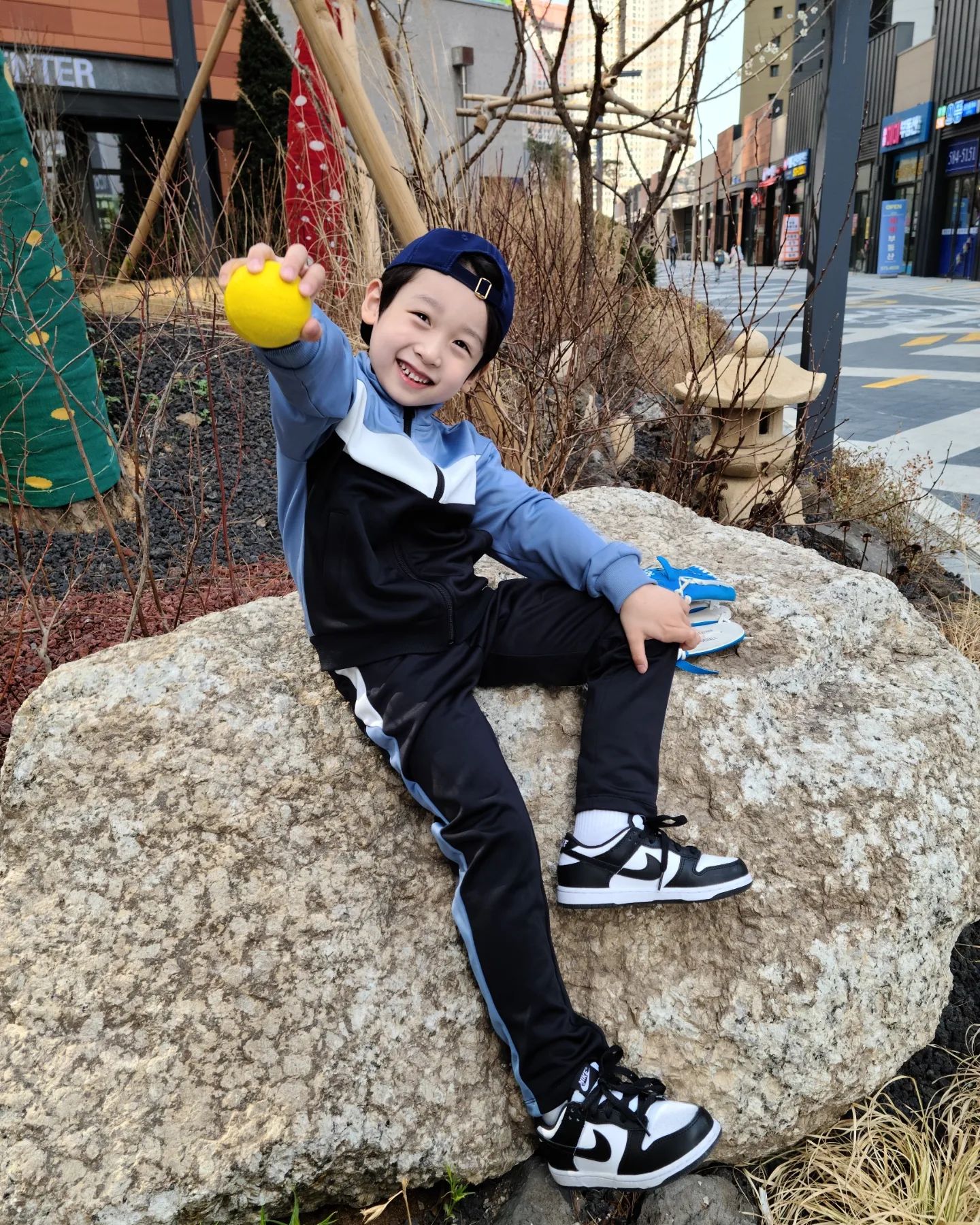 #제품제공

초1엉아의 요즘 교복👕👖

세탁하기 무섭게
매일 입고다니는

데일리룩으로 
손이 참 자주가는

탑텐키즈 
트렉수트집업세트✌️

오늘
날씨가 너무 좋아서 
아빠랑 캐치볼하러 나왔지요⚾️ 

 

(원이스펙 120cm 22kg 130size 🙋‍♂️)

🏷 탑텐키즈
topten10kids_official 
topten10kids_balance 

#탑텐키즈밸런스 #탑텐키즈 #topten10kids #topten10kids_balance