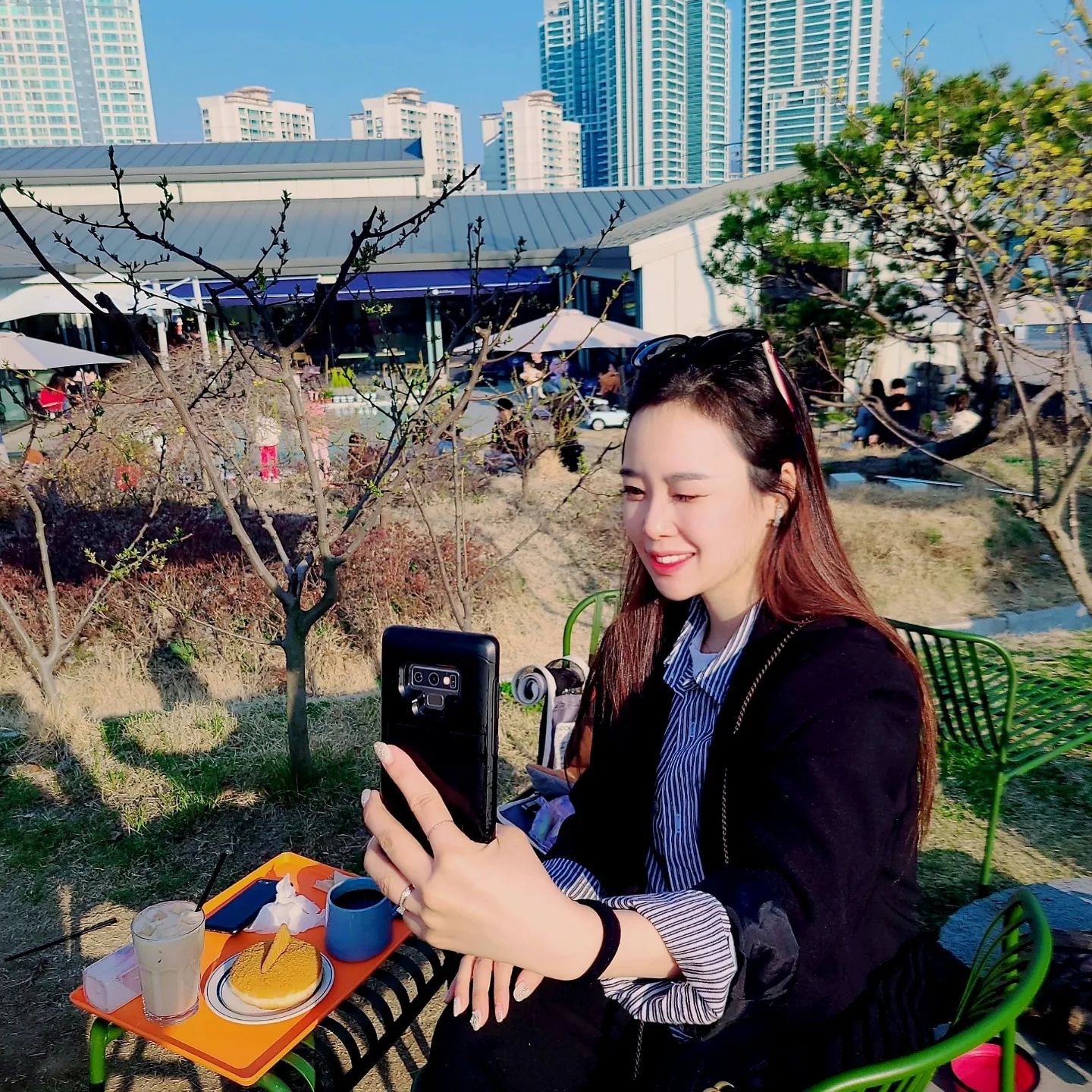 끄적 끄적,
수 많은 감정과 일상과 이슈와 에피소드를 담아내다
지우기 버튼 꾹 누른채 알리는 그저 잘 지낸다는 #근황
#나예쁘지 #나보고싶지