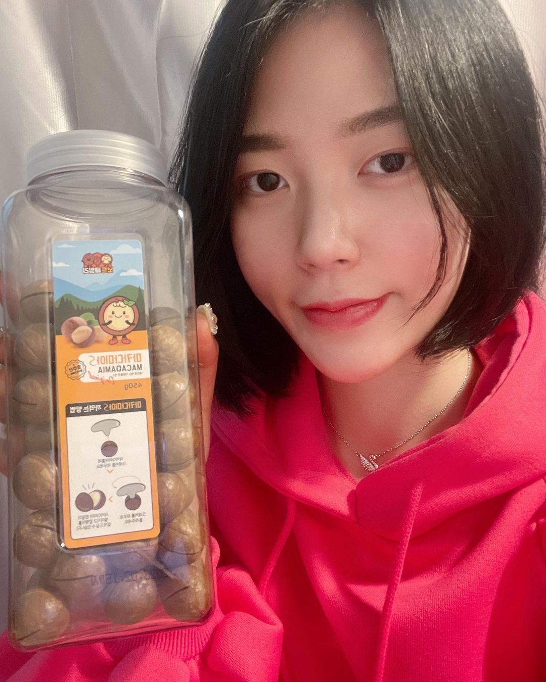 민지 on Instagram: “#협찬 @youn_minji 오늘 #연민지마켓 에서 저에게 마카다미아를 #제품제공 해주셨어용 저도 마카다미아라는 견과류가 생소했는데 오늘 먹어보고 진짜 놀랬어요 우선 너무 맛