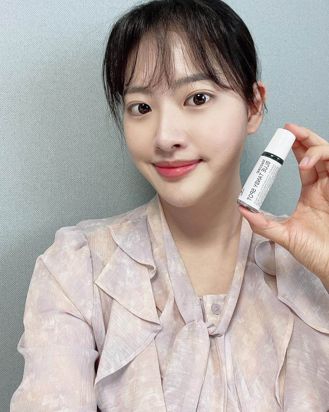 박선정 on Instagram: “#협찬 이지만 솔직한 후기🎵 캐모마일 차 한잔이 피부 진정 효과에 좋잖아요! 캐모마일 성분이 들어간 블루탄지 스팟 제품은 피부에 직접 도포하는 방식이에요. 그 외