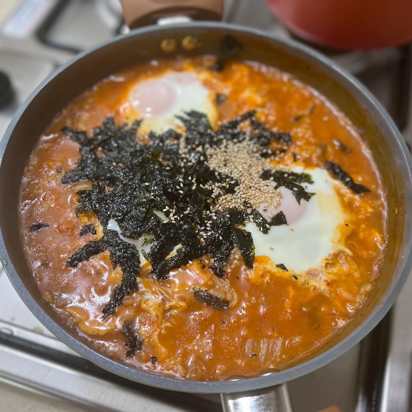 #신혼밥상 #수란김치죽

🌿재료
김치, 밥, 물, 계란, 김가루, 참기름, 참치액, 통깨

🍴레시피
1. 약불에 참기름 2숟갈 넣는다.
📌불이 세면 참기름 쉽게 타고 써지니 무조건 약불!!

2. 김치, 김치국물, 참치액 1숟갈 넣고 볶는다.
📌김치는 잘 익은 김치로 하는게 뽀인트!!

3. 밥을 넣고 펴준 뒤 물을 넣는다.
📌밥은 데우지 않은 햇반도OK
📌물은 밥 양의 4배 정도 넣어주기!!

4. 설탕 1숟갈 넣고 중불에 10분간 졸여준다.
📌물이 1/4 정도로 줄어들 정도로 졸여주기!!

5. 맛보고 간은 참치액으로 맞춰준다.
📌간은 김치에 따라, 입맛에 따라 다르기 때문에 취향껏 맞춰주기!!

6. 불을 완전 약불로 줄인 뒤, 계란 넣고 뚜껑 덮고 3분 끓인다.
📌계란 터뜨리지 ❌, 완전 약불로 안하면 밑에 다 타여..!

7. 김가루와 통깨, 참기름 한숟갈 빙 둘러서 완성!!!

🍽후기
#편스토랑 보고 해먹어봤는데
와... 너무 맛있어서 깜짝 놀랐따 ㅋㅋ
더구나 초간단 레시피라 신혼밥상, 자취생 요리로도 완전 강추👍👍
기본적으로 김치가 맛있게 잘 익어야 어느정도 성공 깔고 가는 듯!
사실 맛없을 수 없는 조합이라 김치만 맛있다면
웬만하면 다 성공 가능할 것 같음!
죽이라서 부담도 덜 돼서 종종 해먹기 좋을 것 같댱☺️
아플 때 먹기도 좋을 것 같구,
고춧가루 뿌려주면 해장죽으로 얼큰하게 먹기 좋다고 함!ㅋㅋ
이번에도 맛나게 먹어줘서 고마오❤️

#달망구밥상 #수란김치죽 #어남선생레시피 #해장죽 #김치죽 #김치죽레시피 #수란김치죽레시피 #집밥 #간단요리 #초간단레시피 #요리초보새댁 #자취생요리