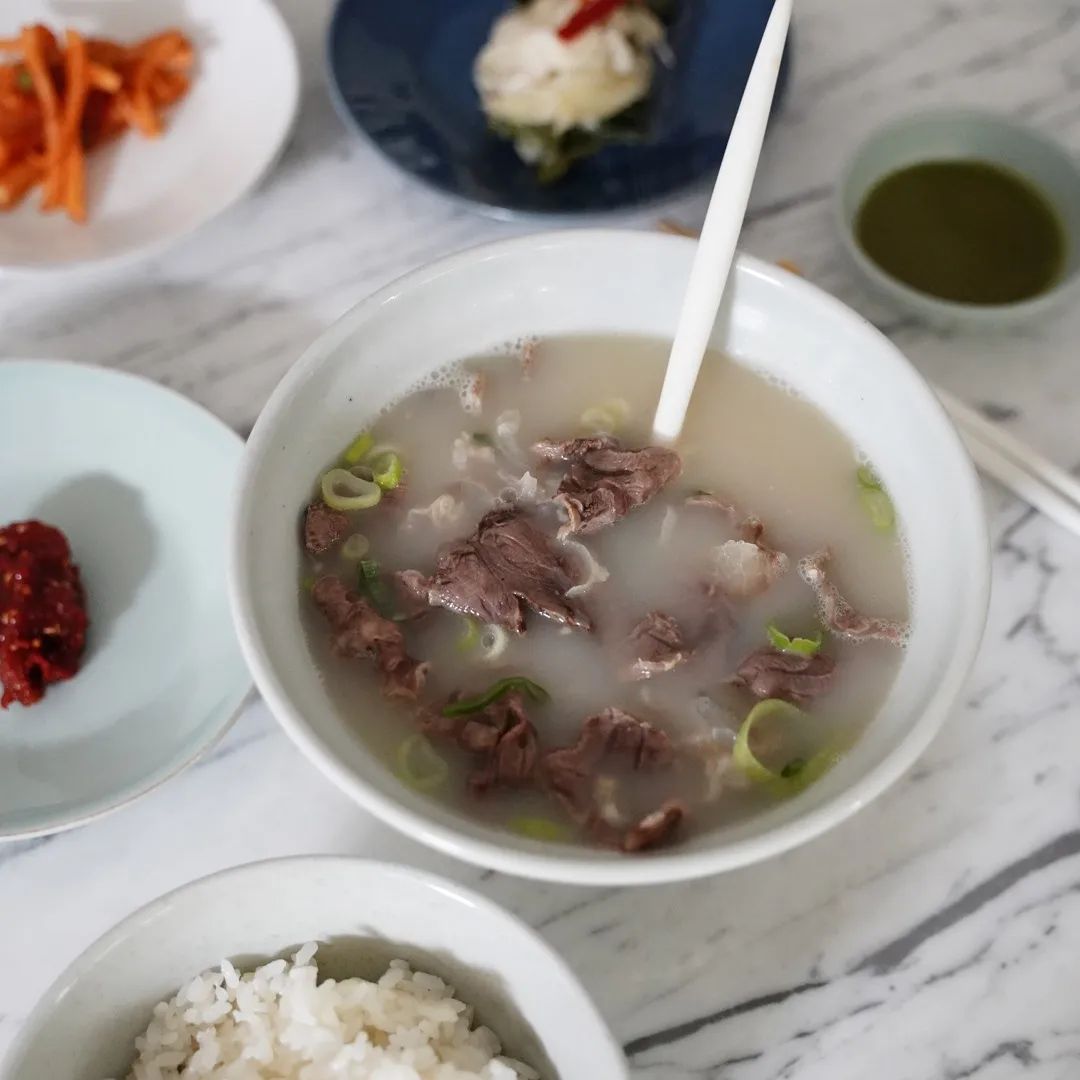 less is more on Instagram: “#협찬 설거지라도 줄이려고 요 근래 집에서는 냉동 볶음밥이나 빵 , 김밥으로 간단히 끼니를 챙겼는데 이렇게 오랜만에 식사다운 식사를 집에서 하다니🙊 도가니와