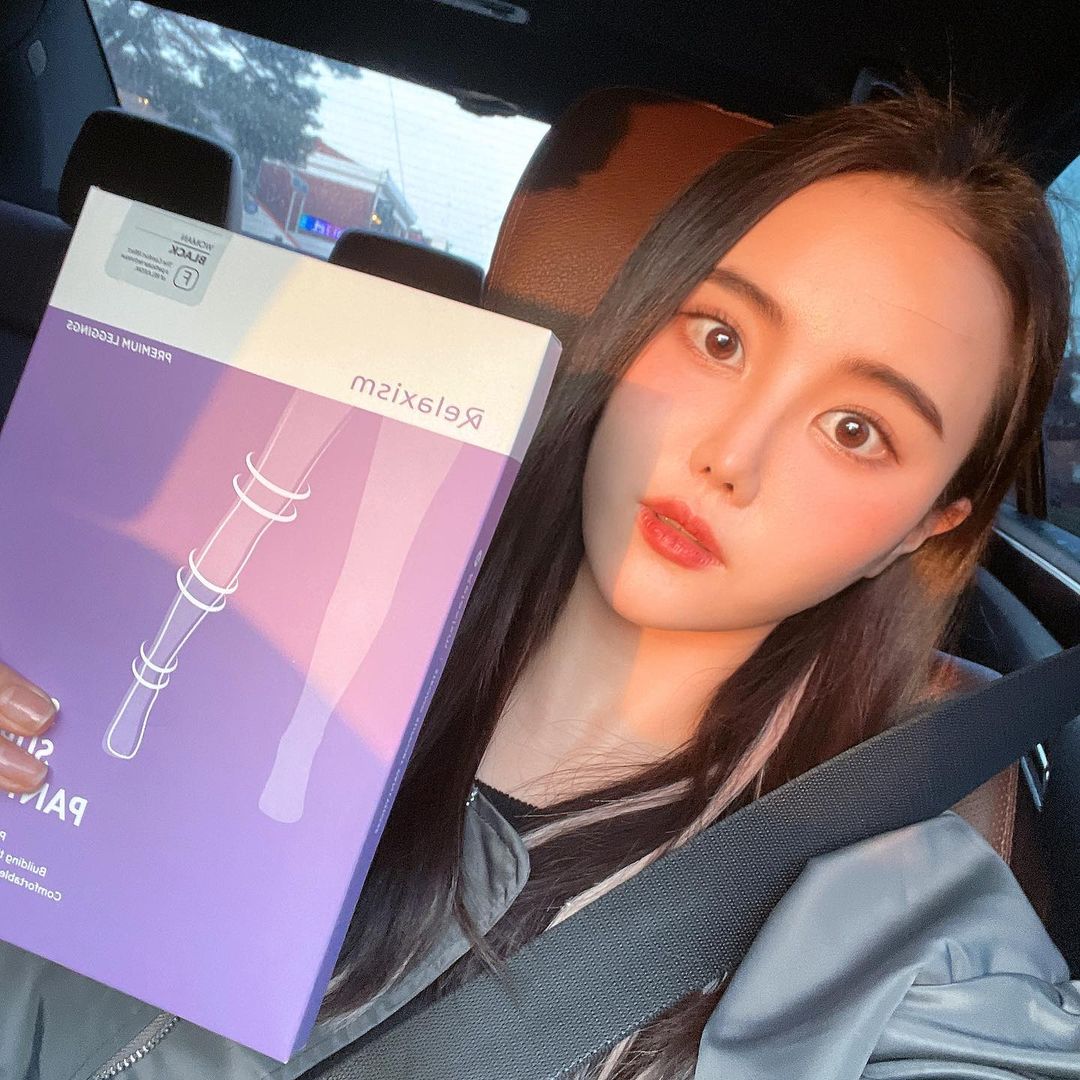 🕊 𝑀𝒾𝓃 𝓀𝓎𝓊𝓃𝑔 🕊 on Instagram: “#협찬 🤍릴렉시즘 스타킹🤍 쫀쫀하지만 편안한 스타킹!! 다리 보정 효과가 탄탄하게 들어있는 똑똑한 스타킹🌼 짧은 치마 입을 때 너무 좋은