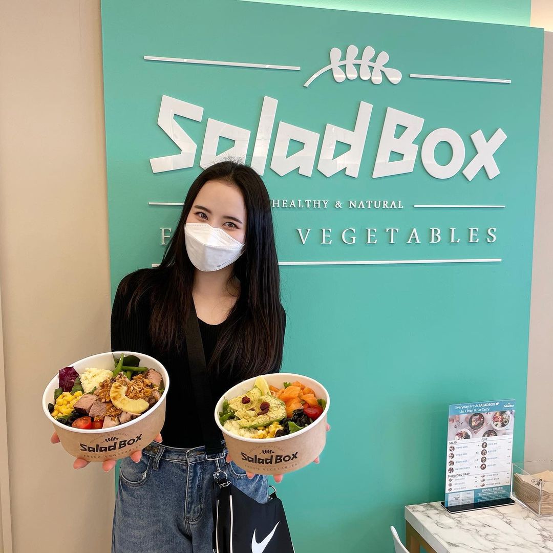 🕊 𝑀𝒾𝓃 𝓀𝓎𝓊𝓃𝑔 🕊 on Instagram: “🥗🤍샐러드박스 김해 내동점🤍🥗 ❤️몸짱 김해인 모여라❤️여러분~~!! 제 친구가 샐러드 집을 오픈했어요😋 저의 유별난 고향 사랑으로