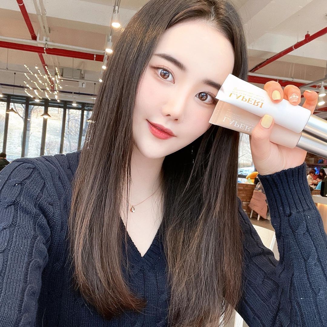 🕊 𝑀𝒾𝓃 𝓀𝓎𝓊𝓃𝑔 🕊 on Instagram: “#협찬 건조한 날 딱 좋은 물광가득 비비크림과 선블록🤍 ❤️선블록 에센스: #물광자차❤️ - 피부에는 순하게 작용, 자외선은 강력하게 차단