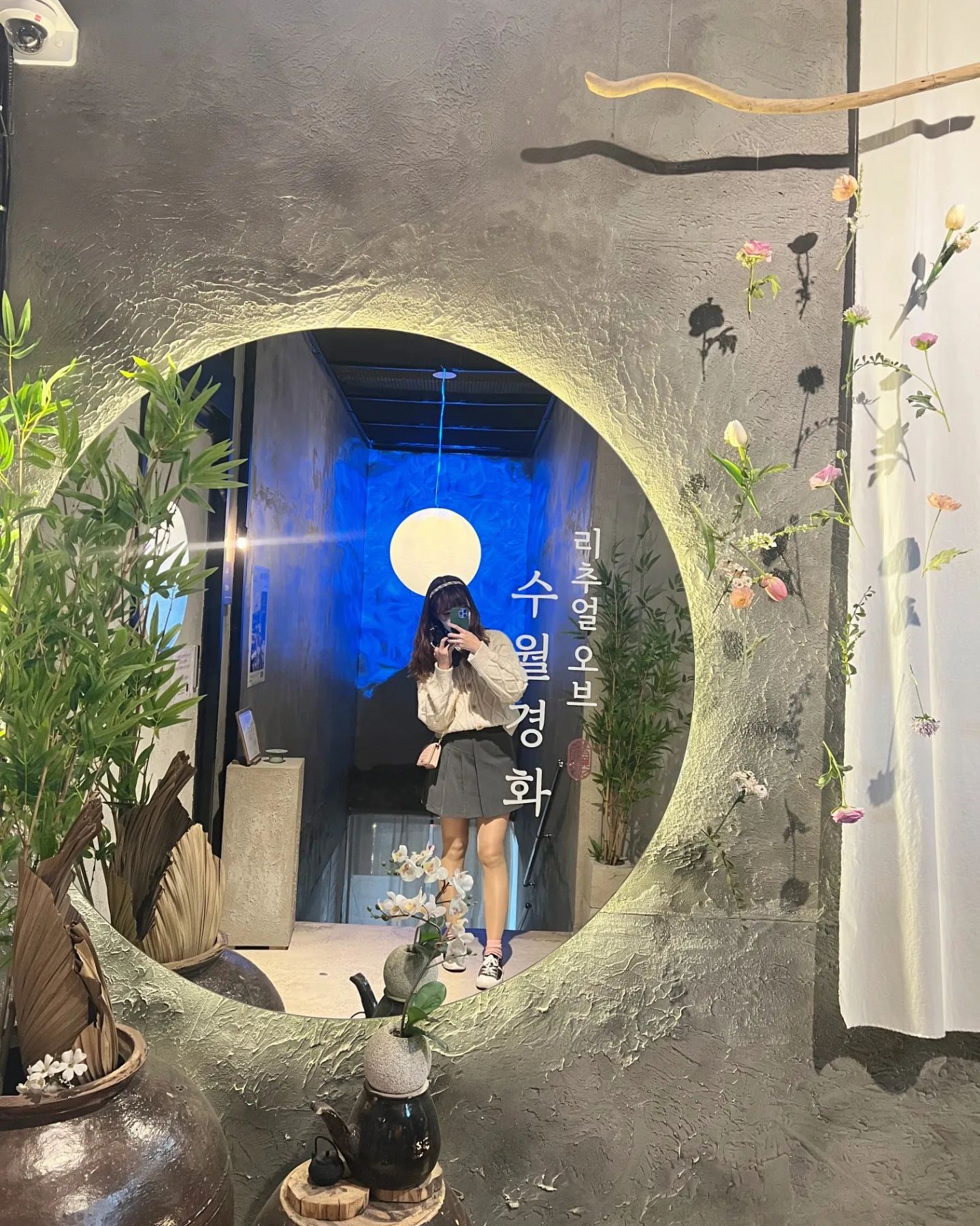 #수월경화 #협찬 

🌸수월경화
☕위치 부산 해운대구 송정동 442-2 4층

🍵호지가배 
호지크림이 듬뿍 올라간 꼬숩한 라떼였어요!

🍹경화
히비스커스 향이 은은하게 나는 달달한 티!

🍡달보드래상자
퓨전디저트라서 특이한 디저트를 한 상자에 다 먹어볼수있는 디저트상자예요!!

송정바닷가 뷰가 한눈에 다 보이는 
아기자기한 카페예요!
포토존도 많고 다른카페에서 접하기 힘든 
음료나 디저트도 많아서
송정가면 꼭 한번 들려보세요🤗

#부산카페 #부산송정카페 #송정카페 #송정역카페 #송정해수욕장카페 #부산해운대카페 #해운대카페 #부산카페추천 #부산대형카페 #부산오션뷰카페 #부산찻집 #부산이색카페 #해운대데이트 #송정데이트