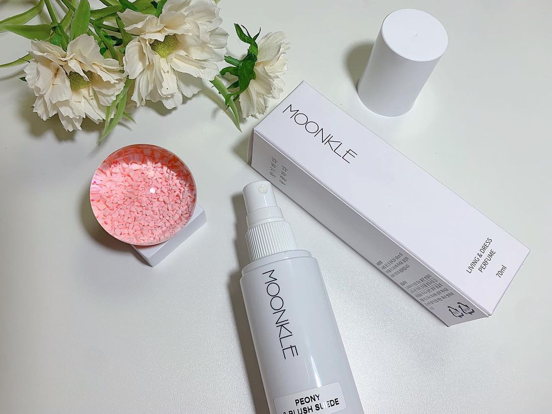 ღ고은ღ on Instagram: “#협찬 🌺 뭉클 니치 드레스퍼퓸 (피오니 앤 블러쉬 스웨이드) ✔️활짝 핀 피오니와 레드 애플이 한데 섞인 진하고 매혹적인 향 ✔️ 잔향이 오래간다 ✔️ 분사력이
