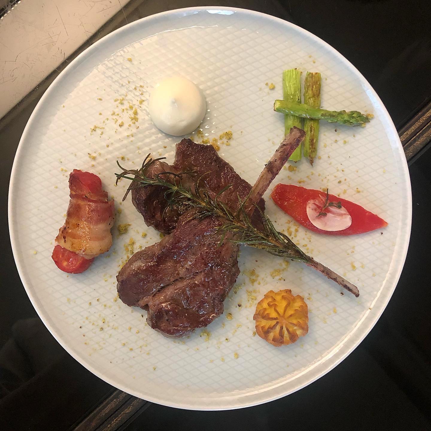 🍽 라룬비올렛 (연남) 

▫️분위기 ★ ★ ★ ★★ 
▫️음식 ★ ★ ★ ★ ★ 
▫️재방문 ★ ★ ★ ★ ★ 

1인 디너코스 (43.0) / 메뉴 변경 시 금액 추가 

✔️ 아뮤즈부쉬 
✔️ 시즌 샐러드 
✔️ 에스카르고 
✔️ 관자브릿지 (+1.0) 
✔️ 오징어 프리트 (+1.0) 
✔️ 램 부채살 (+3.0) 
✔️ 살치살 스테이크 (+5.0) 
✔️ 가니미소 파스타 
✔️ 다저트 + 티/커피 

특별한 날 가성비 좋은 “프렌치 음식”을 코스요리로 즐기고 싶다면 이 곳을 강추 드려요. 매년 “블루리본” 을 받은 인증되있는 맛집입니다. 

저는 작년 가족끼리 생일파티로 처음 다녀왔는데, 너무 이국적인 음식이라 잘 못 드실 까봐 걱정했던 부모님까지 가족 모두 맛있게 먹고 왔네요. 참고로 위에 적어 둔 코스는 1인에 모두 포함된게 아니고, 인원 구성에 따라 선택 메뉴의 개수가 달라요. 저희는 세명이었음을 참고해주세요! 

프랑스 셰프분이 직접 요리해주는 프렌치 요리라니 더 신뢰가 갔고, 각 메뉴 나올때마다 사장님의 친절한 설명이 인상 깊었어요. 이 날 친오빠 생일이었는데 마지막 후식 디저트에 초까지 알아서 꽂아주시는 센스에도 감동했습니다 🥰 

보시다시피 플레이팅도 정말 예뻐서 눈까지 즐거웠던 식사였어요. 메뉴 하나하나 모두 만족스러웠지만, 이 중에서도 이 곳 시그니처 메뉴인 ☆가니미소 파스타☆ 는 꼭 추천 드리고 싶어요. 

“대게 내장 파스타”인데, 우선 어디서도 찾아보기 힘든 파스타라 신기하더라구요. 대게 내장으로 만든 크림 이외엔 그 어떤 재료도 들어가지 않았음에도 녹진한 대게 향과 크림소스의 조화가 환상적이더라구요. 이 메뉴 하나만으로도 재방문 의사 백프로 입니다 💯 

와인은 가게에서 1병 주문시, 이후엔 콜키지 프리이니 참고해주세요! 
(콜프때문에 와인 모임하는 분들도 꽤 많이 찾는 곳인듯 했어요) 

#탱자_연남