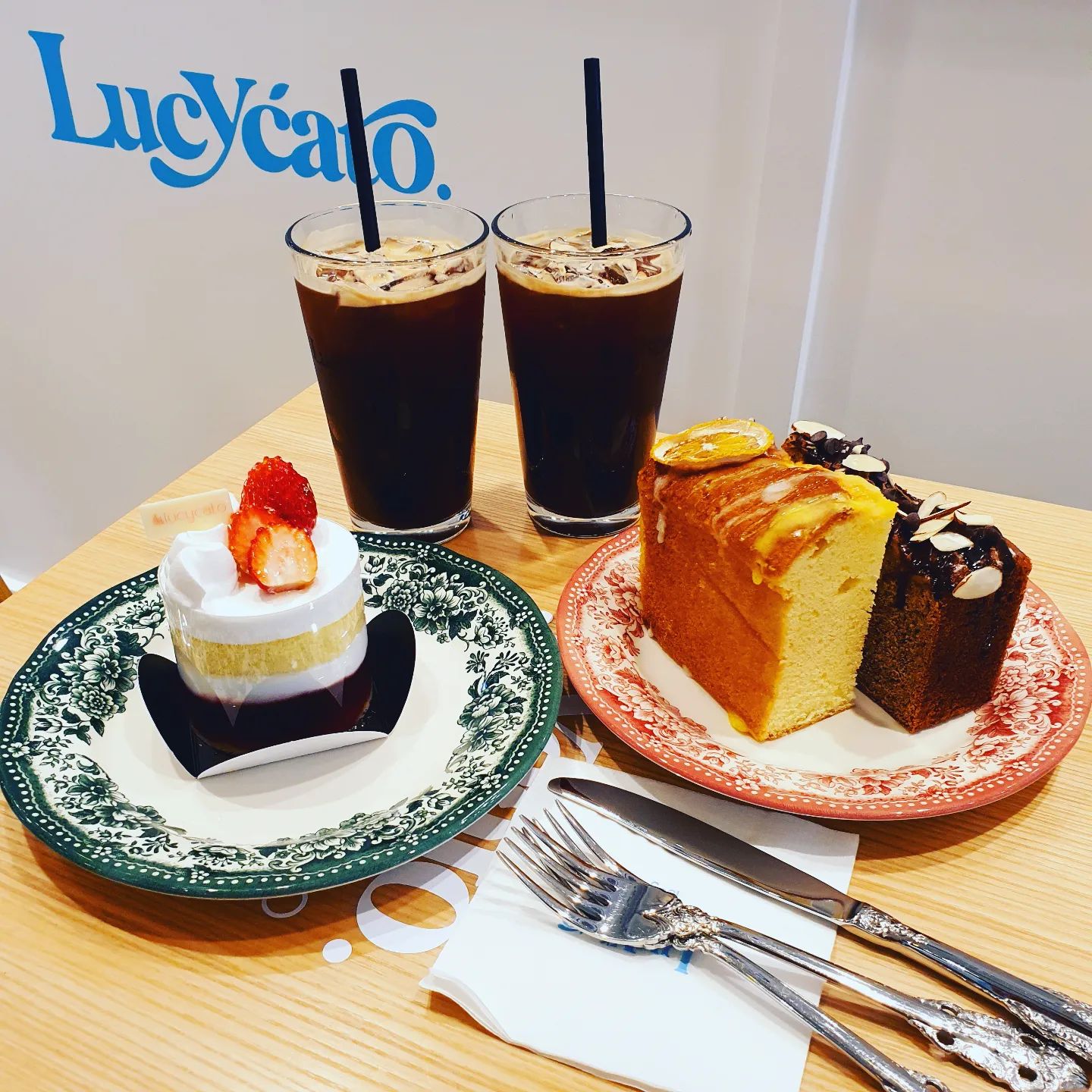 서울근교 나들이 장소로 유명한
백운호수에 롯데 프리미엄 아울렛이 생겨서 쇼핑하러 다녀왔어요.🎶

쇼핑하기도좋지만 예쁜카페도많아서 차한잔하기도 넘좋더라구요

저도 맛있는 케이크와 커피한잔 마시고왔는데요 커피도 맛있지만 케이크 종류도많고 너무나 예쁜 루시카토베이크카페에서 오랫만에기분전환하고왔어요^^

레몬파운드와 초코바나나파운드케이크를 맛봤는데 쫀득한 식감으로 커피와 너무나 잘어울리는 찰떡궁합!
쇼핑후에 맛난 디저트먹으니 완전 꿀맛이였어요💕💕

lucycato_bake_cafe

#협찬#루시카토베이크카페#파운드케익맛집#브루잉커피맛집#유럽노상카페#유럽카페#디저트천국#디저트카페#베이크카페#커피맛집#의왕커피맛집#의왕파운드케익맛집#브루잉커피#신상카페