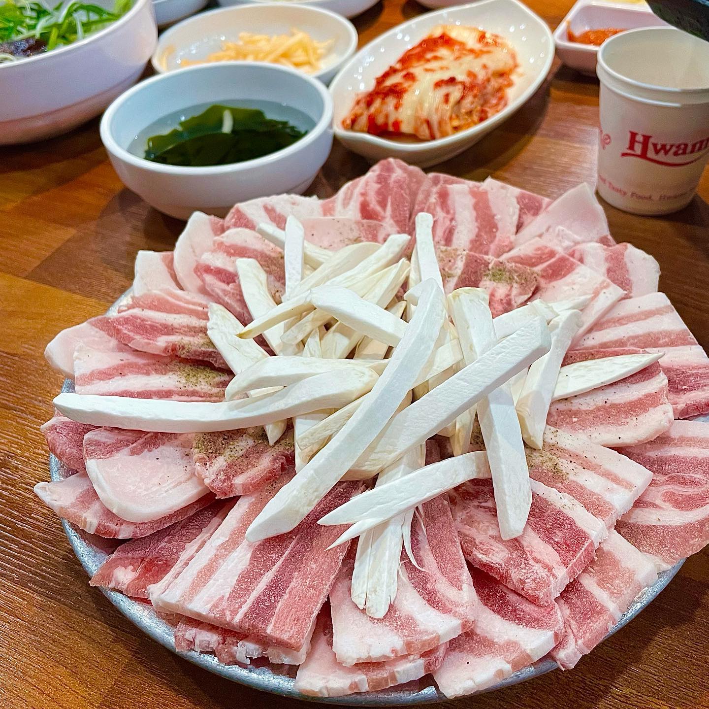 #저녁추천
냉동삼겹살 맛집 철뚝집!
삼겹살마니아라면 대부분알거같은데,,,
여기는 우삼겹, 생삼겹도 팔고있다! 근데 트레이드마크인
철뚝삼겹살이라고 시키면 냉동삼겹살이 나온다ㅎㅎ
냉삼싫어하는사람은 생삼으로 머금된당!!
솔직히 삼겹살 싫어하는 사람 있을까🤔🤔
생만봐도 맛있어보이는 k-고기 ㅋㅋㅋㅋㅋ
달궈진 불판에 치이익,,, 벨소리로해놓고 다니고싶다,,,😳

여기는 참좋은게 어느 다른지점을가도 불판에
은박지가있어서 탄불판없이 한겹 벗기고
새로운 마음으로 다시 구우면된당!
아 글고 여긴 파채맛집이다 파채랑 먹으면
밑도끝도없이 들어가긩,,,🥲 그렇게 다이어트실패!

가족들이랑 외식하기좋구 친구들이랑
와도 좋은 가성비맛집이당! 저녁으로 완죤추천!👊👊
.
.
📎철뚝집
📎냉동삼겹살 맛집
📎 경기 성남시 중원구 산성대로 546-1
