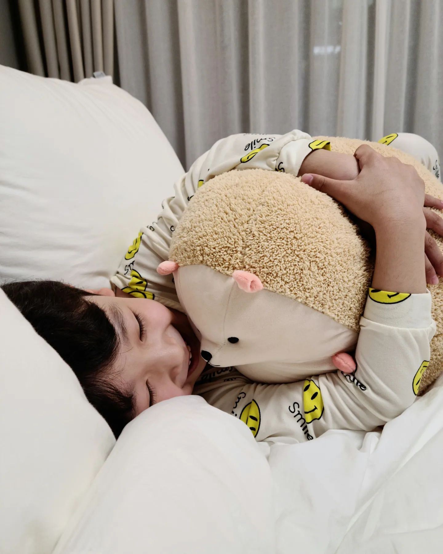 #제품제공

#잘자요😴

원이의 하루 마무리는 
마봉이와 함께.. 🦔 

마음이 따뜻해지는 시간 💕 

지친 마음을 안아주고 달래주는
몽글몽글 고슴도치 감정인형 
마봉이를 분양받았어요🤎

잘때도, 티비볼때도, 공부할때도 
마봉이부터 챙기는 너는야 마봉이러버 😘

보고만 있어도 
마음이 포근해지는
마봉아, 원이를 잘 부탁해 🦔💕 

🏷 마봉이 mabong.kr

#마봉이 #마링 #감정인형 #애착인형 #걱정인형 #마봉이인형 #고슴도치