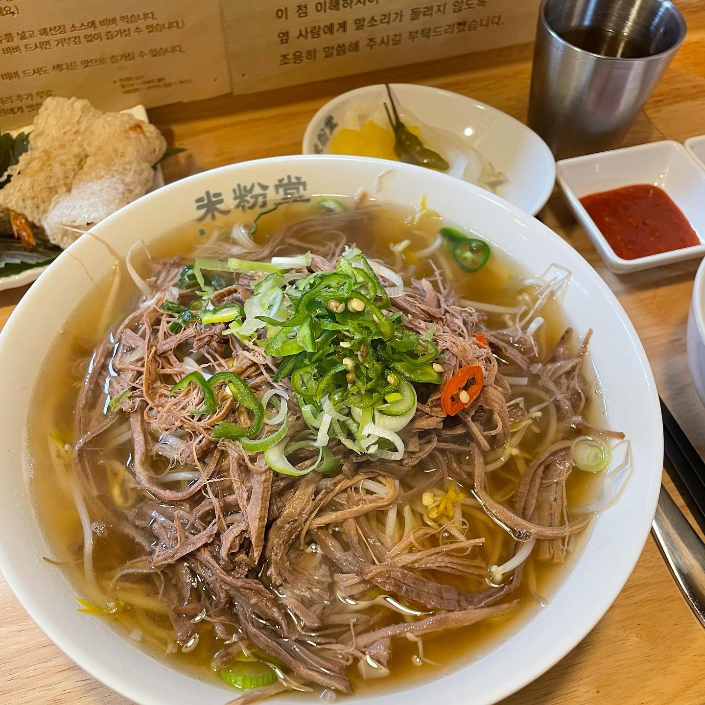 미분당 야당

미분당쌀국수집이 야당에 생겼다고 해서 다녀왔지요👍🏻 쌀국수를 너~무 좋아하는나는 쌀국수집이 생겨서 너~~~무 좋지용
맛도 역시나 좋구만요 핫소스가 진짜 내스타일 피드 쓰는중에도 또 먹고싶어서 군침도넼ㅋㅋㅋㅋ 맛집이라 그런거 가게가 크지않아서 자리가 많지 않아서 평일 점심이지만 살짝 웨이팅후 들어갔어요~ 가게안도 너무 깔끔하고 맛나게 잘 먹고 왔습니당

#맛집 #맛집인정 #파주맛집 #운정맛집 #야당맛집 #맛집추천 #미분당 #쌀국수맛집 #미분당쌀국수 #야당쌀국수 #운정쌀국수 #미분당야당점 #맛스타그램 #맛집탐방 #먹방 #먹투어 #먹리뷰 #맞팔선팔환영 #선팔환영 #선팔하면맞팔