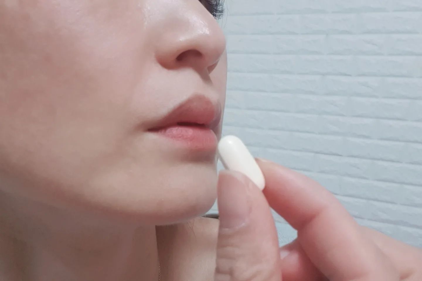 #협찬
불규칙한 식습관으로 영양 보충이 필요하기 때문에
저는 요즘 건강더함비타민을 필수로 잘 챙겨 먹고 있어요.

 1일 1회 / 1회 1정
물과 함께 부드럽게 넘겨요.
알약이라서 양치 후에도 깔끔하게 먹을 수 있어 좋더라고요.

  이 제품이 마음에 들었던 건..
하루 한정 비타민C 권장 섭취 기준 1,000%이기 때문에
항산화 케어가 가능하고
프리미엄 비타민C이며
장용성 코팅 적용이라서 편안하게 섭취가 됩니다.

 화이트 토마토 농축 추출분말과 L-시스틴이 부원료로
들어갔어요.
부원료도 프리미엄급인 것 같아서 마음에 들었답니다.

철의 흡수를 돕는 영양소 섭취가 필요하신 분이나
일상에 활력 충전이 필요하시다면
건강더함 맘스 퓨어웨이 비타C 솔루션 하세요!

#건강더함맘스퓨어웨이비타C솔루션 #함소아건강더함 #함소아
#건강더함 #퓨어웨이비타C #육아맘비타민 #건강더함비타민
#프리미엄비타민C #비타민C1000 #건강더함영양제 #육아맘영양제
