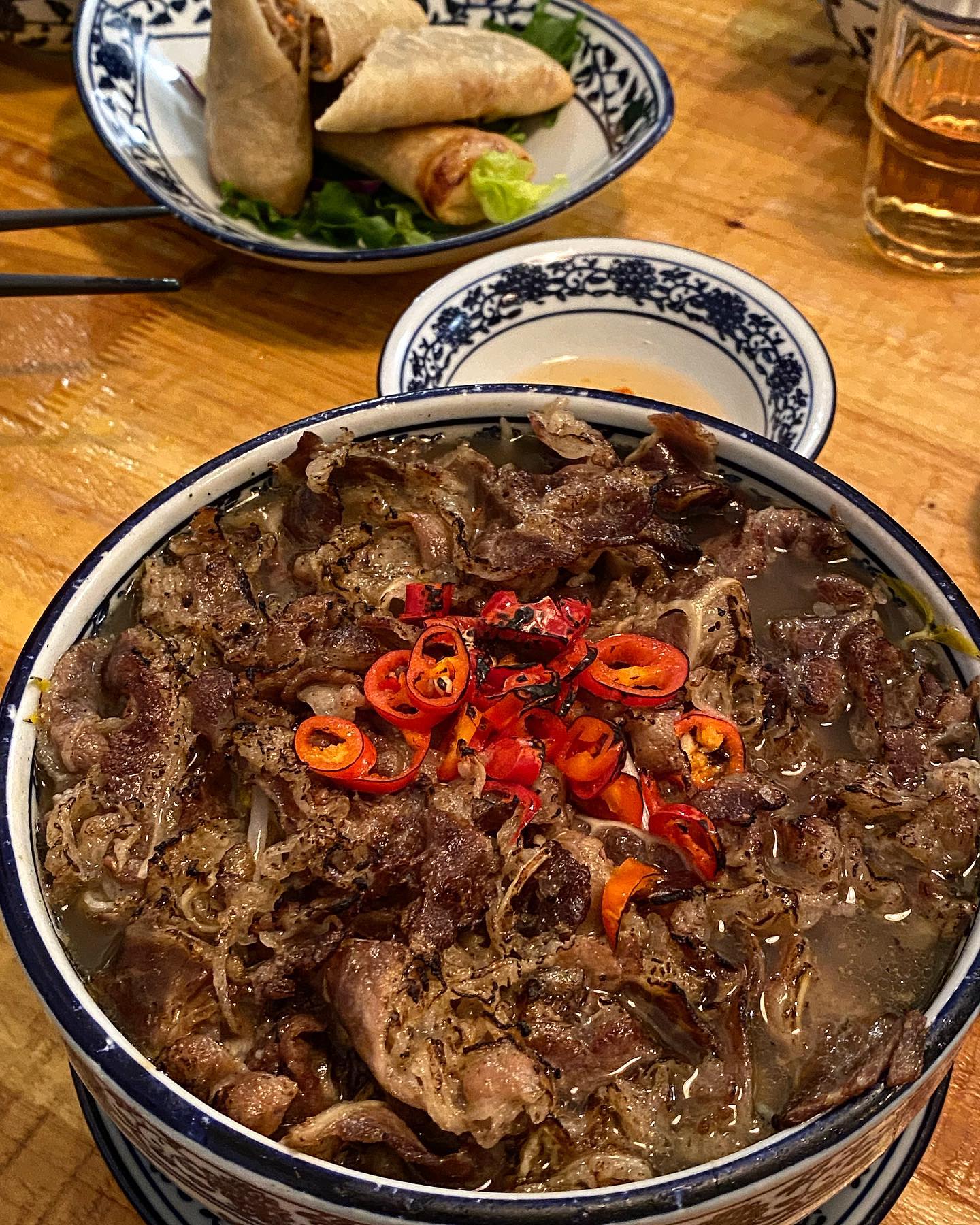 강남 쌀국수 원탑이라는 땀땀 저도 가봤어요😆

[강남 땀땀]

소곱창 쌀국수가 제일 유명한데 호오옥시라도 제 입맛에 안 맞을 수도(?) 있을 것 같아서 전 무난하게 직화소고기쌀국수로 주문했어요! 제껀 양파를 빼달라고 말씀드려서 양파가 없답니다 푸하핫😂

눈 앞에서 쌀국수 위에 고기를 토치로 불쇼를 하시는데 동영상 소리 잘 들어보면 직원분이 원래 더 쎄게하는데 손님들 다치실까봐 못 한다고,,쏘 서윗💛 고기 양도 엄청 많고 국물 맛도 좋아서 담에가면 또 이거 먹을거에요!!

소곱창 쌀국수는 국물은 그저 그런데 곱창은 쫄깃하니 맛있었어요!!☺️ 하지만 전 직화불고기 쌀국수가 좀 더 제 취향인걸로,,🤍 그릇들도 넘 이뻐서 집에 가져가고싶어용,,🥺