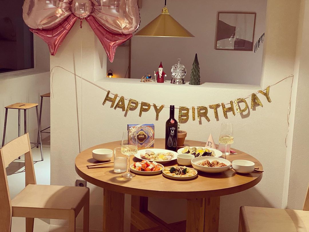 @_plain.jane_ on Instagram: “갬성숙소에서 미리 HBD❤️ #연희동 #노모어 에서 깜짝 생일파티🎂 감동🥲 이런건 신랑은 절대 안해주고.. 친구가 해줌😚 역쉬👍 ㅋㅋㅋ 여기 인테리어가 완전 내