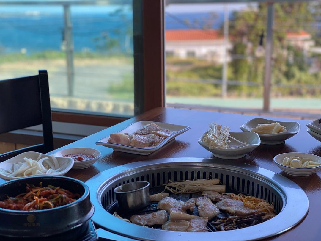 @_plain.jane_ on Instagram: “요트투어 전 무심코 들어간 집 #제주찐맛집 을 찾아버렸다… 앞으로 제주에 가면 무조건 꼭 한끼는 여기서 먹기로👍👍 진정한 #로컬맛집 찾았다🎶 이런 뷰에 이런