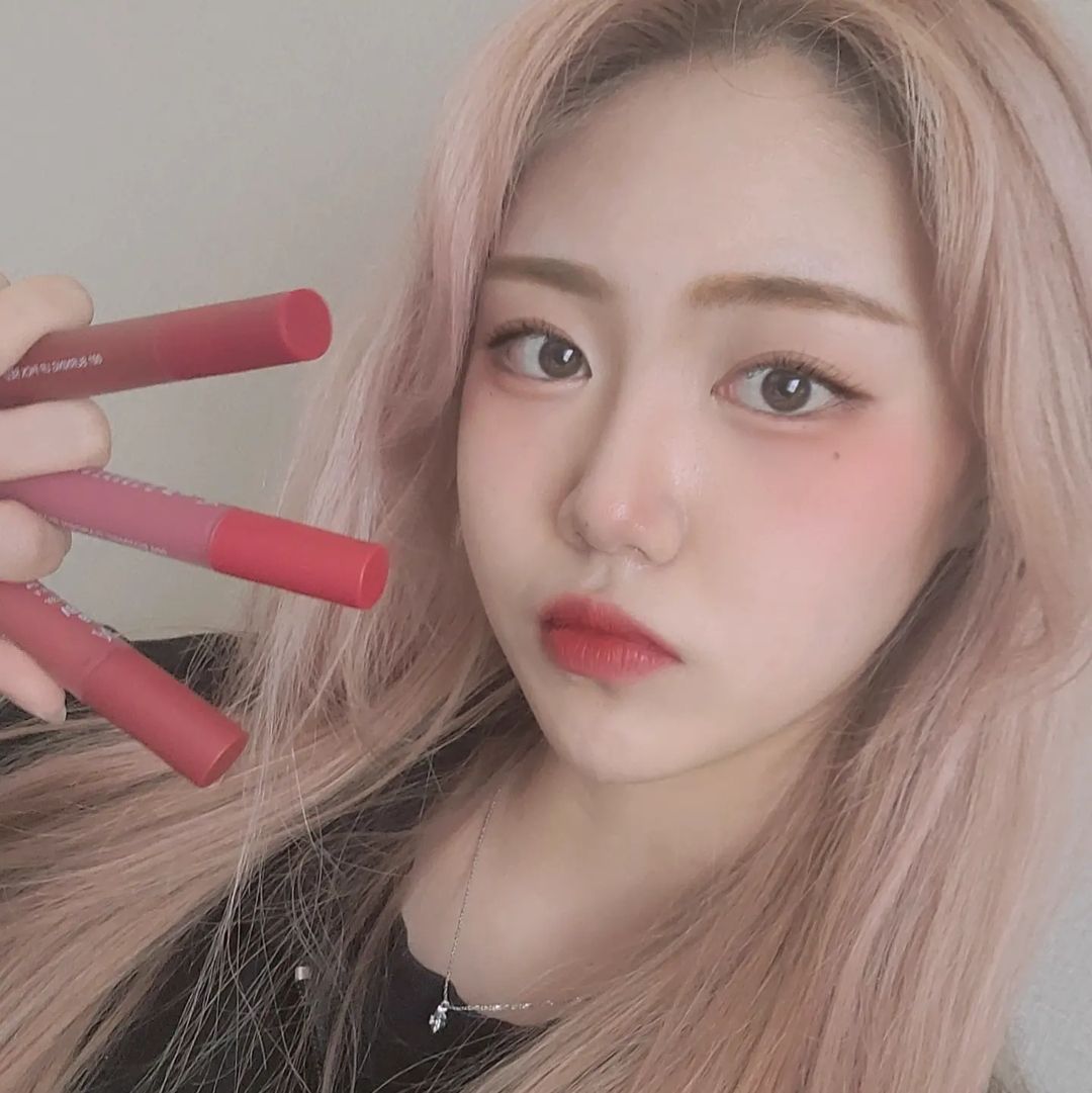 ㅁl쥬 on Instagram: “#협찬 너무너무 예쁜 아트델리 블러링 벨벳 틴트💖 립만 바르면 입술 갈라지고 각질떠서 고민 많을때 에센스 오일 함유로 촉촉한 입술로 무난하게 쓸 수 있는 립 제품이