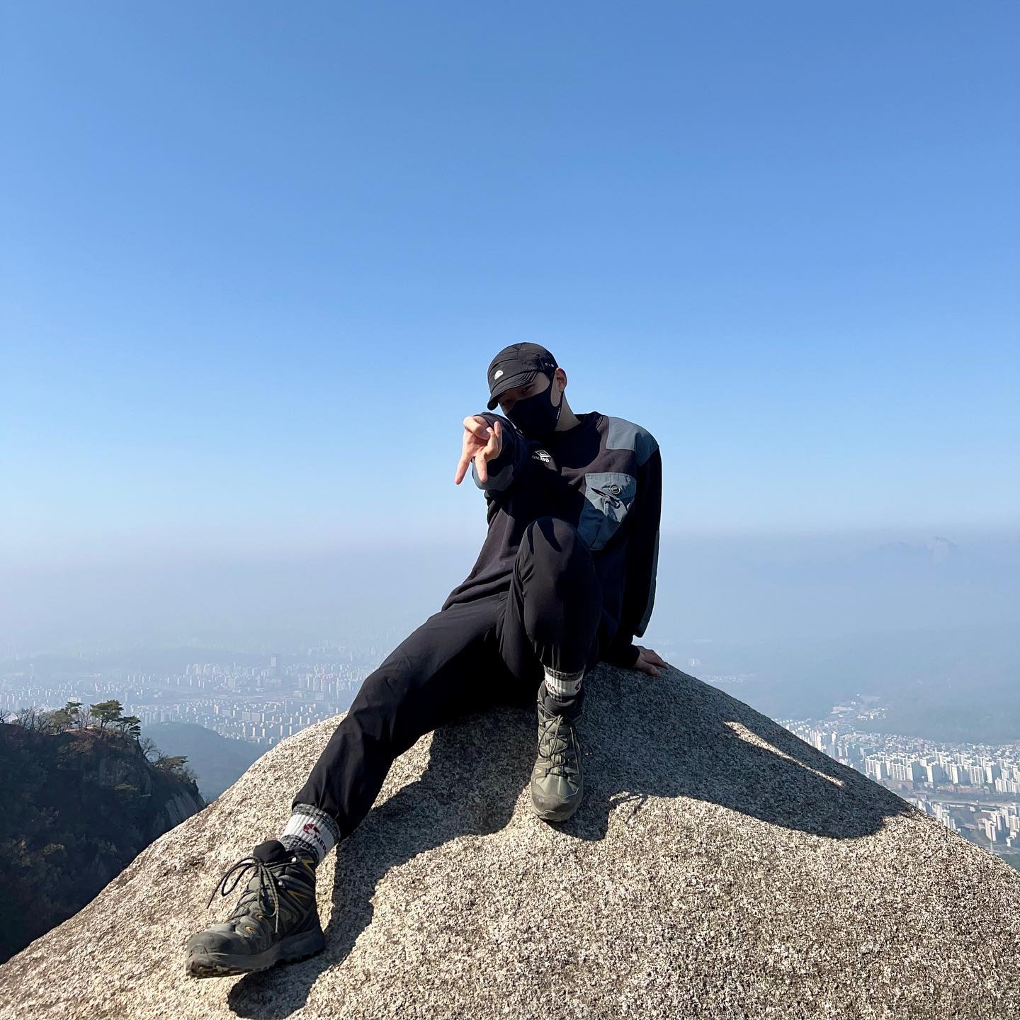 ‘산에서는 모든 것이 평등해요. 빠르게 올라가 봤자, 결국 똑같은 위치에서 같은 곳을 바라보거든요.
결과에 이르기까지의 과정을 즐길 줄 아는 사람만이 진정한 승리자 아닐까요?’
-
-
#등산 #수락산 #stc #santechcross