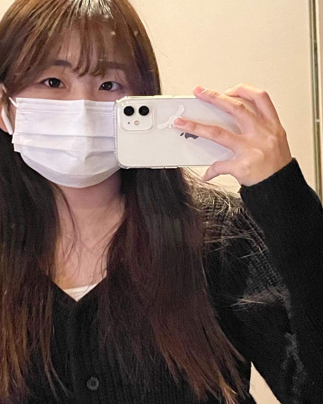 민주 (20) on Instagram: “#협찬 어반스티치 아이폰 시리즈 아이스맥스 / 네버다이에어 케이스🤍📱 새 폰 같이 쓰고 싶은데 케이스를 안 쓰고 다니자니 불안하잖아요 폰 보호도하면서새 폰 같