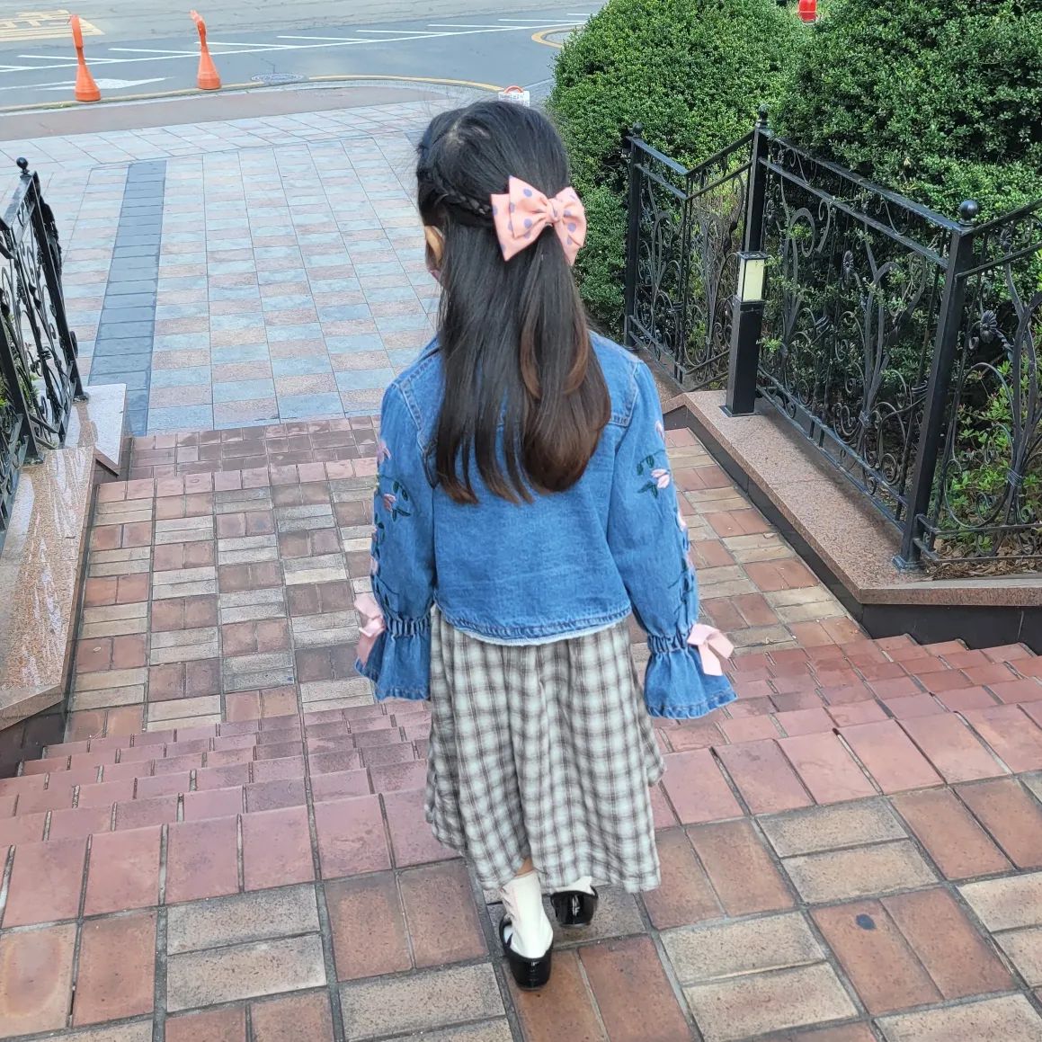 아침마다 버스시간 때문에 뛰어가는🏃‍♀️ 시하
앞모습을 찍을수가 없다🤦‍♀️