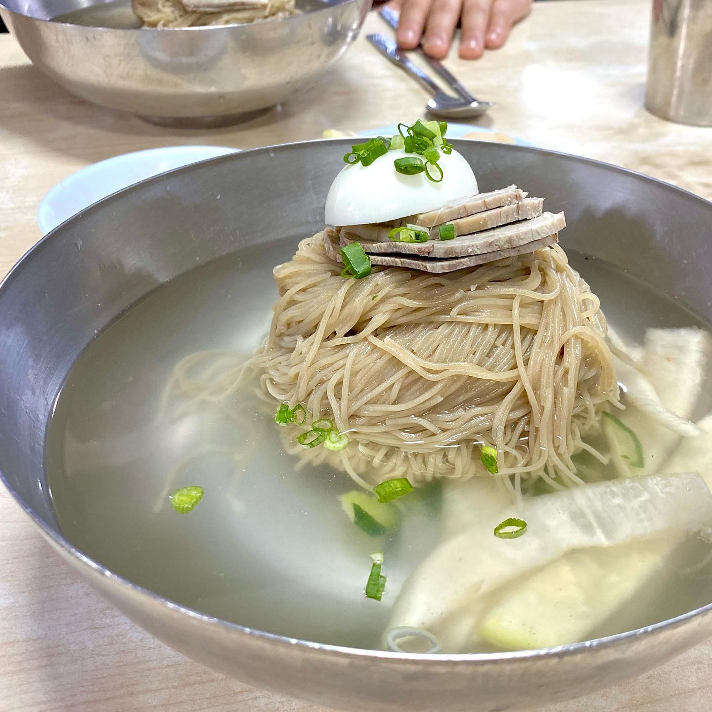 지난 번에 왔던 평양면옥
 
사실 오늘의 목적지는 필동면옥 이였으나,
J성향 답지 못하게 
영업유무를 확인하지 못하고 방문함..
 
필동의 가족이 하는 을지면옥도 
역시 일요일이 휴무여서
차선책으로는 아래 두가지가 있었다.
#우래옥 과 #평양면옥 이였는데
우래옥은 워낙 애정하는 곳이라 자주 갔었고,
평양면옥은 숙취 가득한 상태(입맛이 마비된 상태)에서 
먹었던 기억으로 제대로 된 맛을 보지 못했었다.
그래서 오늘에야말로 평양면옥의 맛을 제대로 탐구하고 왔다.
 
생각보다 간이 센 편이고, 육향도 강하다.
고기 고명도 제육, 편육 둘 다 올라간다.
흡입해서 순식간에 먹어 치워버림..
 
가격대는 13,000원 비교적 착한(?) 편에
내 기준 양도 많은 편이다.
 
그래도 다음엔 필동면옥 가고싶다..
 
날이 좋아져서 그런지 종로3가 포차거리와
야장 고기집들이 바글바글하다..
우래옥도 웨이팅 30분 각이였는데
웨이팅을 극혐하는 1인이라 평양면옥 오길 잘한듯,, 
하지만 우래옥 스타일이 더 내 스타일이다,,
 
#도순이의맛집
#도순이의맛집_강북