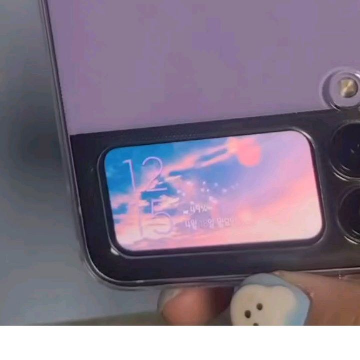 ◡̈ on Instagram: “#협찬 폰을 험하게 쓰는 편이라 풀커버 케이스가 필수인데 가볍고 슬림해서 마음에 쏘옥 드는 어반스티치 갤럭시 Z플립3 글로시커버 케이스🤍 고투명이라 화면이 선명하