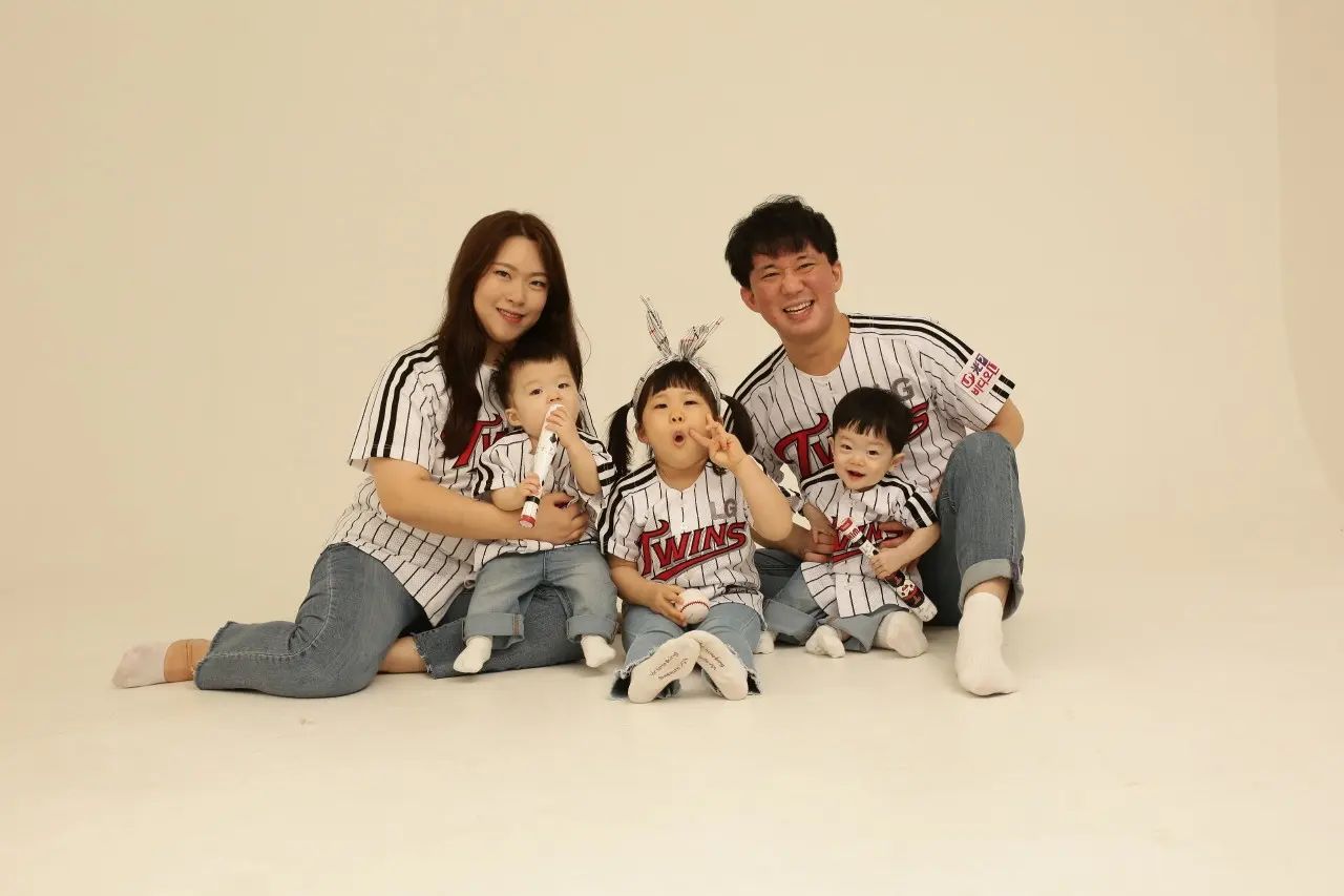 이제야 올려보는 마지막 돌 가족사진🤍

소윤이때는 제작 유니폼으로 찍었는데
이번에는 어떻게 할까 하다가
그냥 기본 홈 유니폼으로 결정!

아직 사진 못골라서 보정본 못받았지만
원본도 예쁘다 예뻐😊