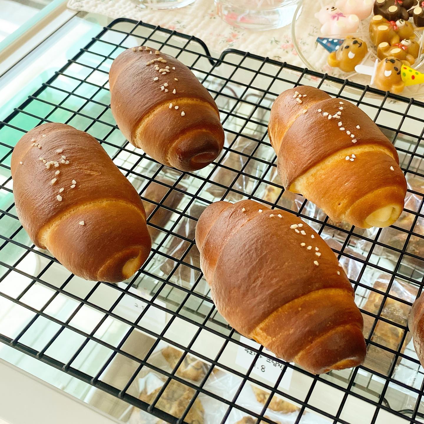 디저트부스 오늘도 맛있게 오픈했어요🥐

소금빵 구워서 나오자마자 손님분들께서 사가셔서 지금 5개 남았습니다🤭

오며가며 많이 찾아와주셔요💛

🍪오늘의 라인업

오늘의 라인업

클래식 휘낭시에
무화과 크림치즈 휘낭시에
솔티초코 휘낭시에
츄러스 휘낭시에
앙버터 휘낭시에

레몬 마들렌

에그타르트

소금빵

초코 월넛 쿠키
블랙 마카다미아 쿠키
레몬 얼그레이 쿠키
로투스 스모어 쿠키
딸기 스모어 쿠키
제주말차 크림치즈 쿠키
레드벨벳 크림치즈 쿠키
돼지바 쿠키

프랑스 고메버터와 벨기에 초콜릿, 끼리 크림치즈, 직접 로스팅해서 더 고소한 견과류들까지 부재료 하나하나까지 직접 수제로 만들고 있어요💛

답례품, 주문제작, 디저트예약은 프로필 하단 링크 또는 디엠으로 연락주세요🐣