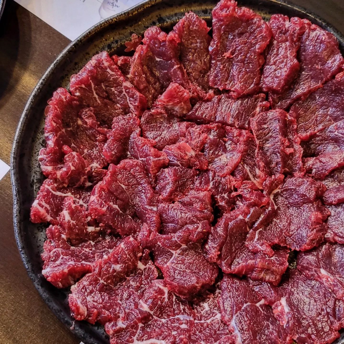 배곧 | 육회한녀석들
⠀
육회라면 환장하는 타입인데
아직 뭉티기를 못먹어봐서 다녀와봤어요!
⠀
육사시미랑 뭐가 다른지 궁금했는데
쫀득함이 차원이 달랐던 뭉티기!!!
⠀
주말은 도축을 안해서 평일만 가능하대서
어쩔수없이(진짜) 평일에 술마시러 총총=3
⠀
같이 주는 감태에 싸먹으면
감태의 쌉싸름함을 뭉티기가 바꿔줍니다😭
⠀
진짜 너무 맛있어서 술이 술술 들어가고
바로 5월에 재방문 약속까지 잡은곳•••.

쫄깃함이 차원이 달라요.
나 왜 뭉티기 이제 알았냐ㅋㅠ
